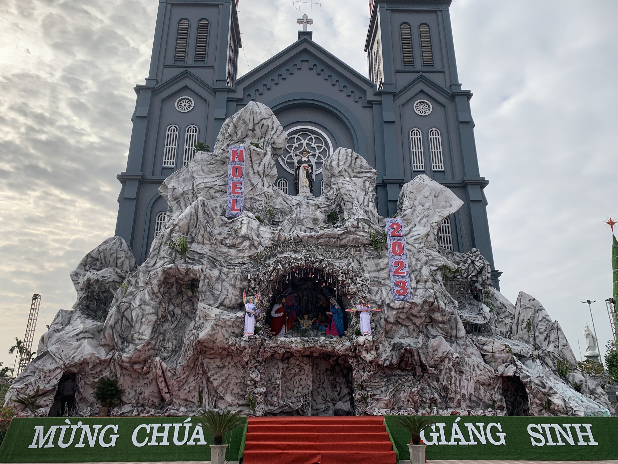 Nam Định: Nhà thờ Giáo Xứ Xuân Dục trang hoàng, lộng lẫy dịp Giáng Sinh 2023 - Ảnh 4.