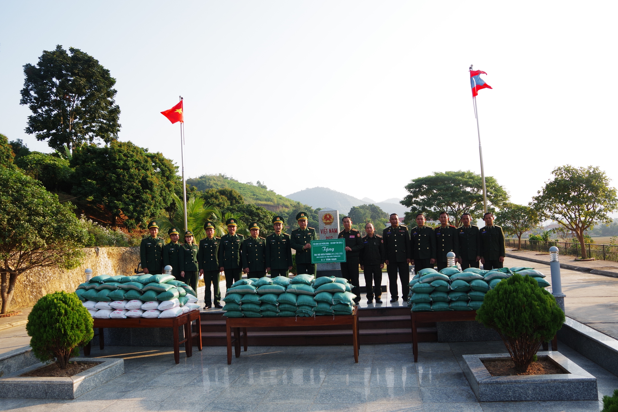 Trao tặng gạo cho lực lượng bảo vệ biên giới nước bạn Lào - Ảnh 1.
