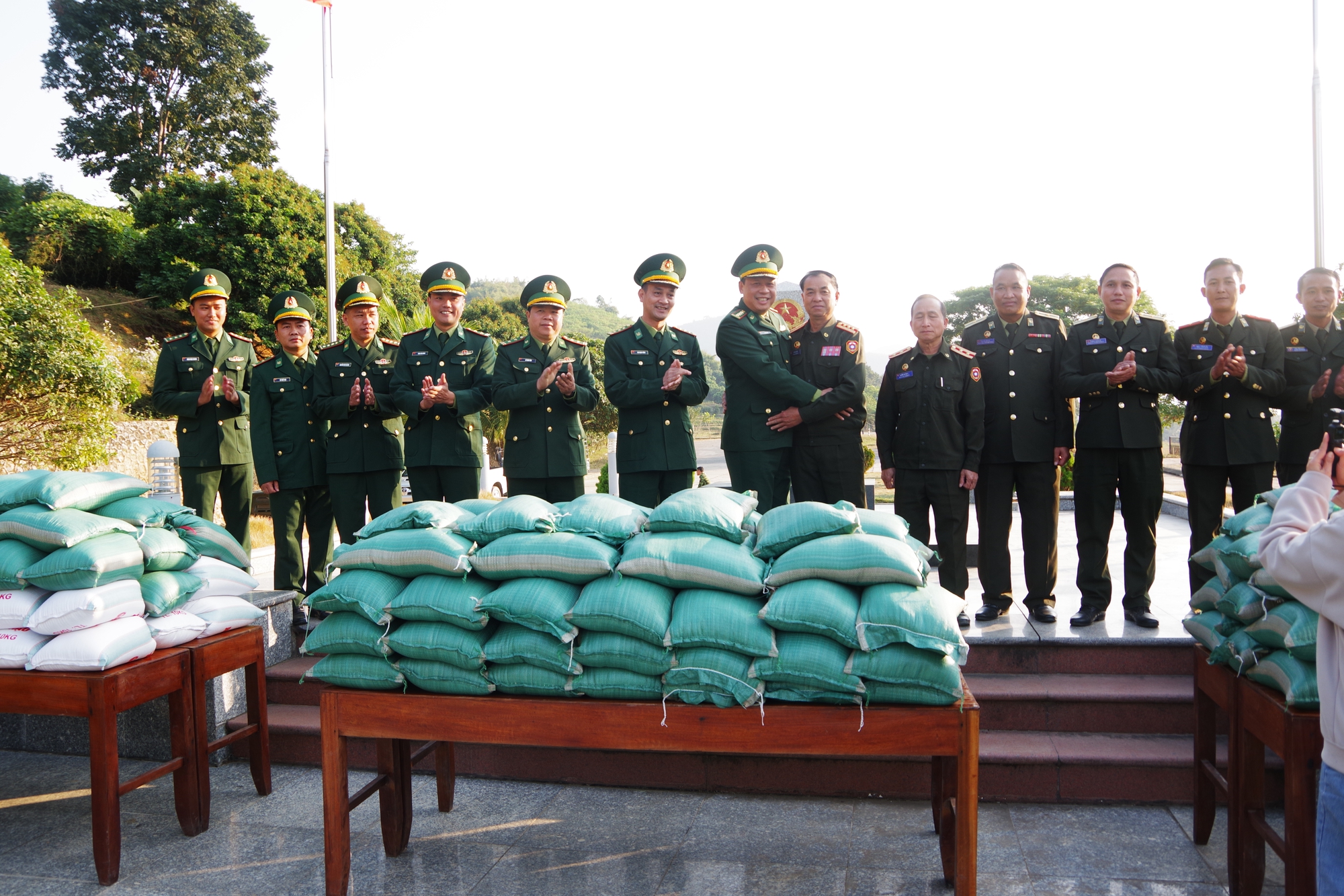 Trao tặng gạo cho lực lượng bảo vệ biên giới nước bạn Lào - Ảnh 2.