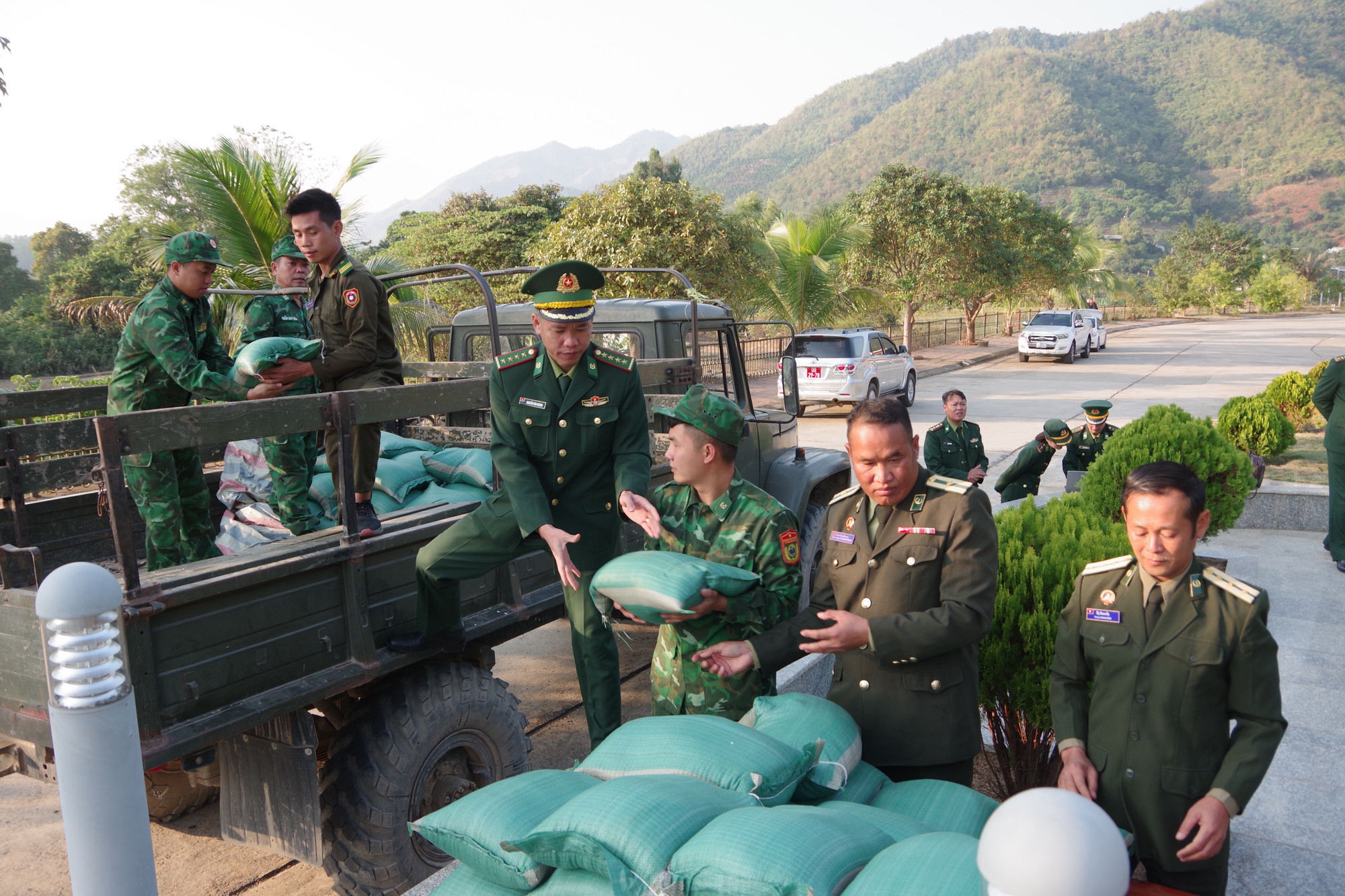 Trao tặng gạo cho lực lượng bảo vệ biên giới nước bạn Lào - Ảnh 3.