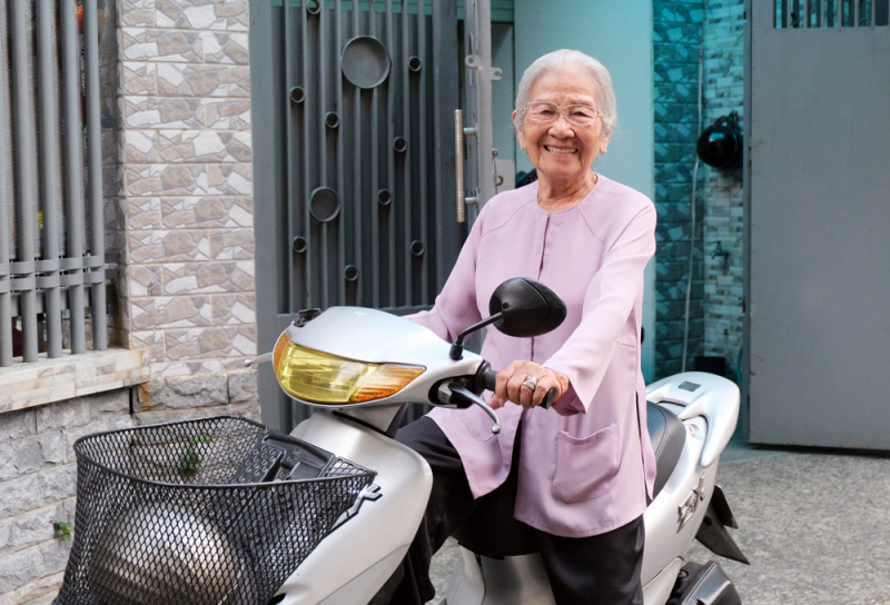&quot;Người mẹ hiền nhất&quot; màn ảnh Việt, bị con giấu xe máy vì 91 tuổi vẫn tự đi xe ra phim trường - Ảnh 3.