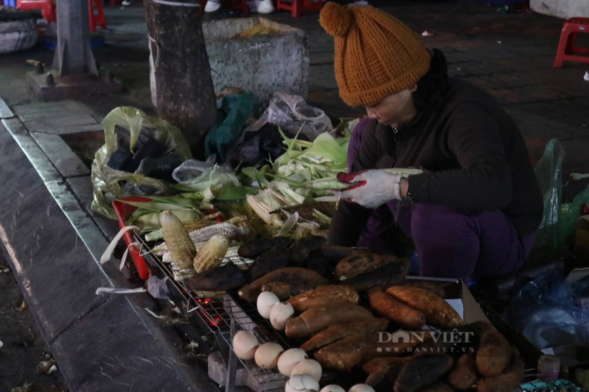 Nướng ngô, khoai mỏi tay, người bán kiếm tiền triệu trong đêm lạnh ở Hà Nội - Ảnh 4.