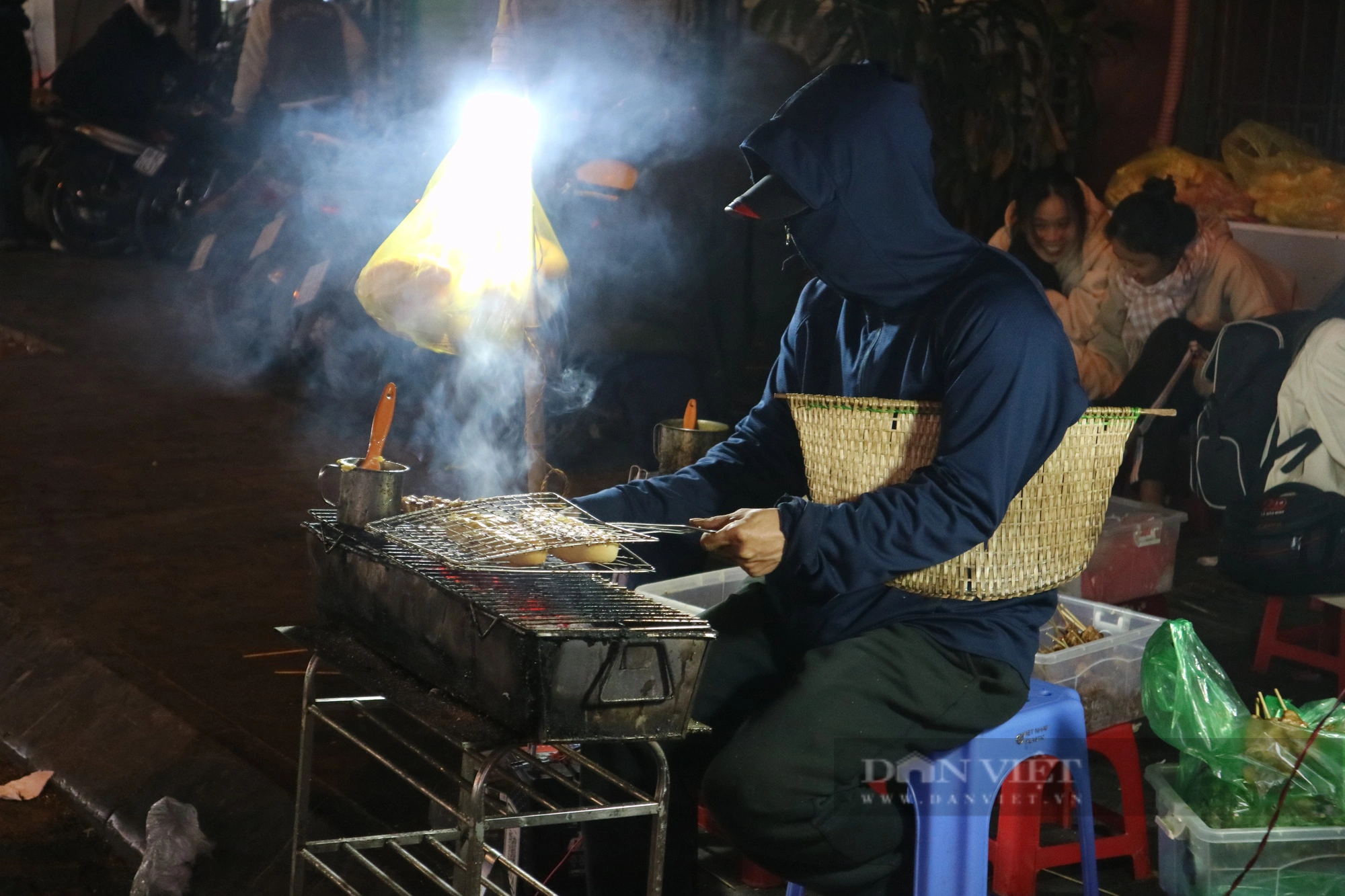 Nướng ngô, khoai mỏi tay, người bán kiếm tiền triệu trong đêm lạnh ở Hà Nội - Ảnh 5.