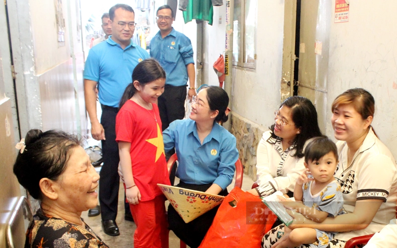 LĐLĐ tỉnh Bình Dương đến nhà trọ ở TP.Thuận An thăm hỏi, tặng quà các công nhân có hoàn cảnh khó khăn. Ảnh: Trần Khánh