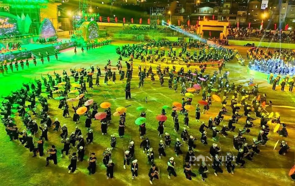 Hàng nghìn du khách tham dự lễ công bố các Di sản văn hóa phi vật thể quốc gia trong thời tiết giá buốt - Ảnh 2.