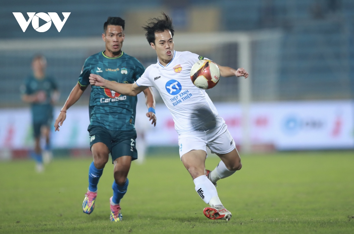 Rafaelson đưa Nam Định lên đỉnh, “dìm” HAGL xuống đáy BXH V.League - Ảnh 1.