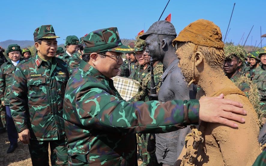 Thủ tướng Phạm Minh Chính dự diễn tập chiến thuật có bắn đạn thật đầu tiên của Quân đoàn 12