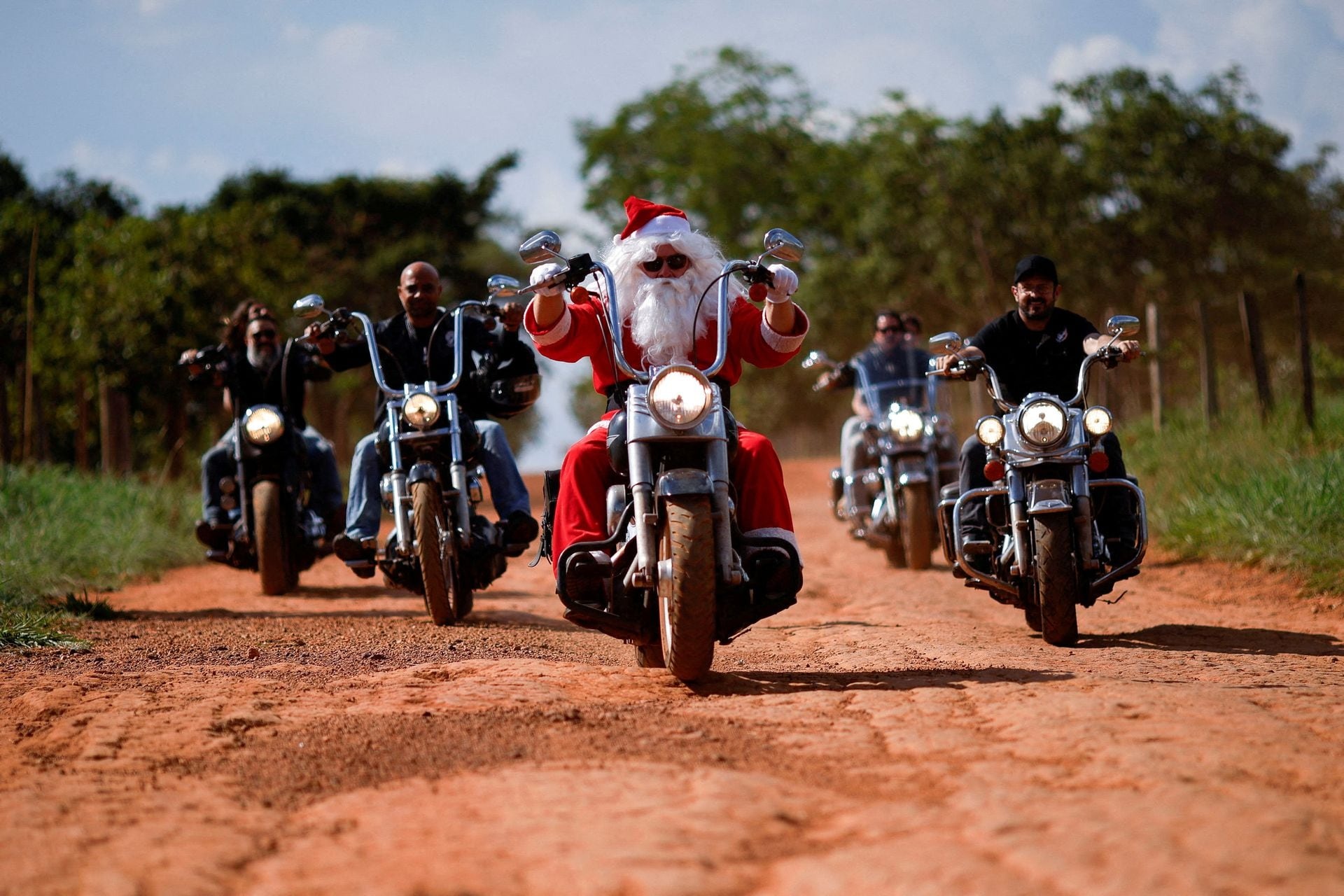 Mùa Giáng sinh năm nay, các ông già Noel trên khắp thế giới đang làm gì? - Ảnh 3.