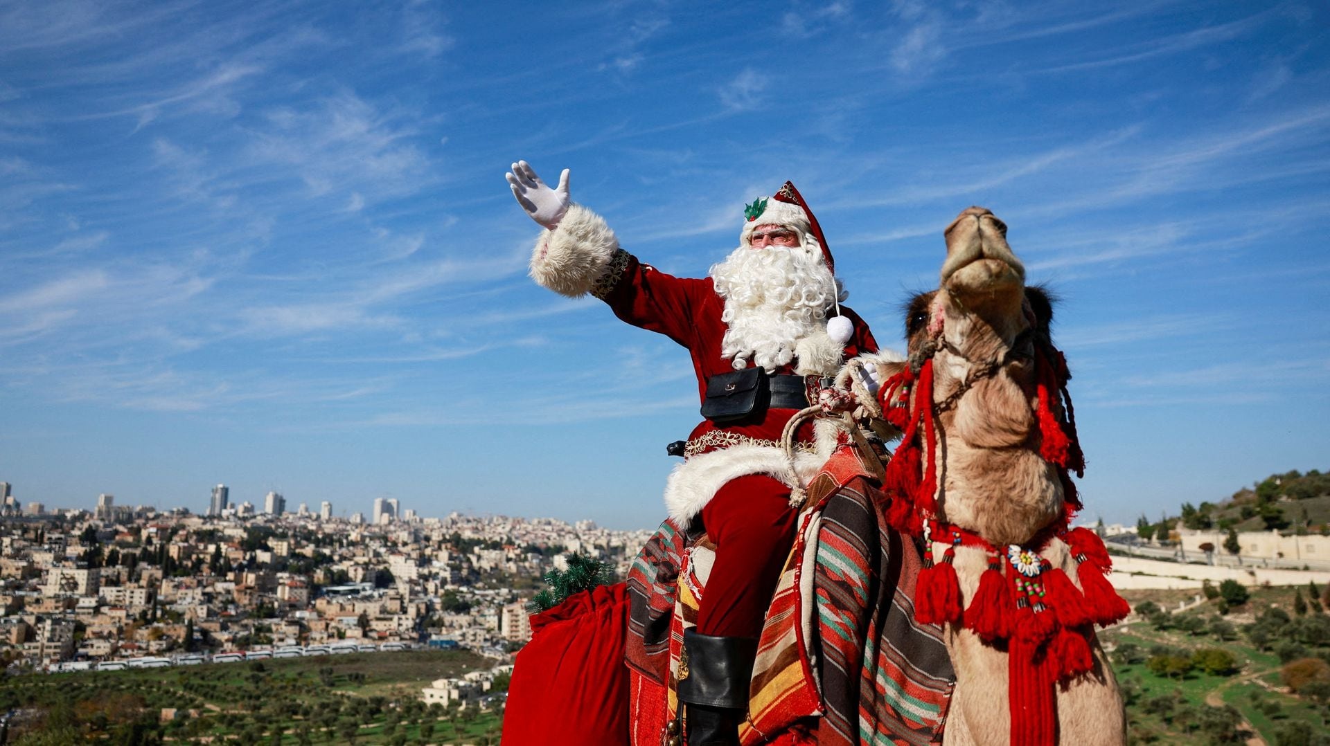 Mùa Giáng sinh năm nay, các ông già Noel trên khắp thế giới đang làm gì? - Ảnh 5.
