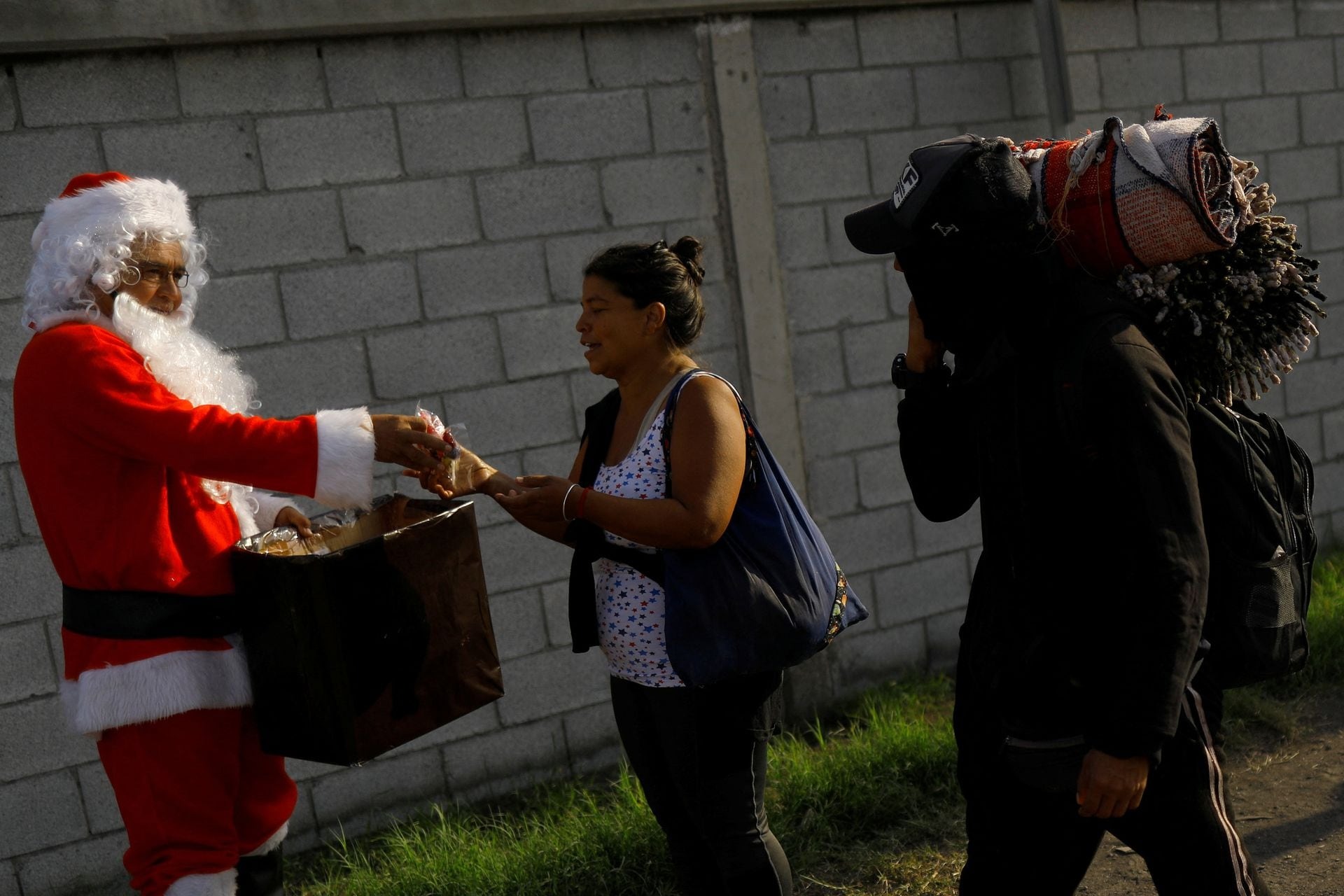 Mùa Giáng sinh năm nay, các ông già Noel trên khắp thế giới đang làm gì? - Ảnh 6.