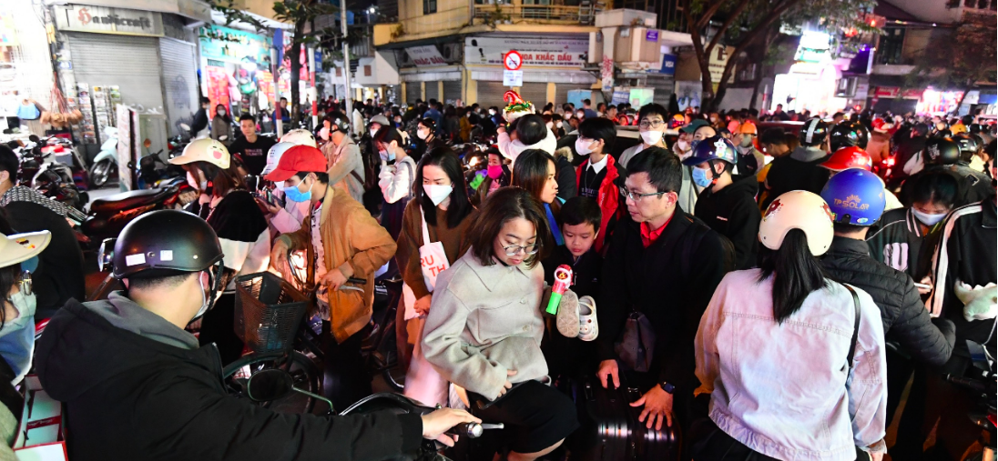 Nhà thờ, trung tâm thương mại, khu vui chơi chật cứng người trong đêm Noel  - Ảnh 7.