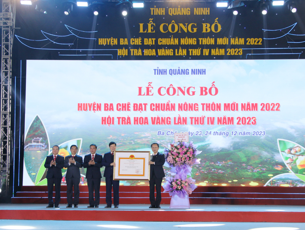 Huyện miền núi khó khăn của Quảng Ninh đón Quyết định công nhận đạt chuẩn nông thôn mới - Ảnh 1.