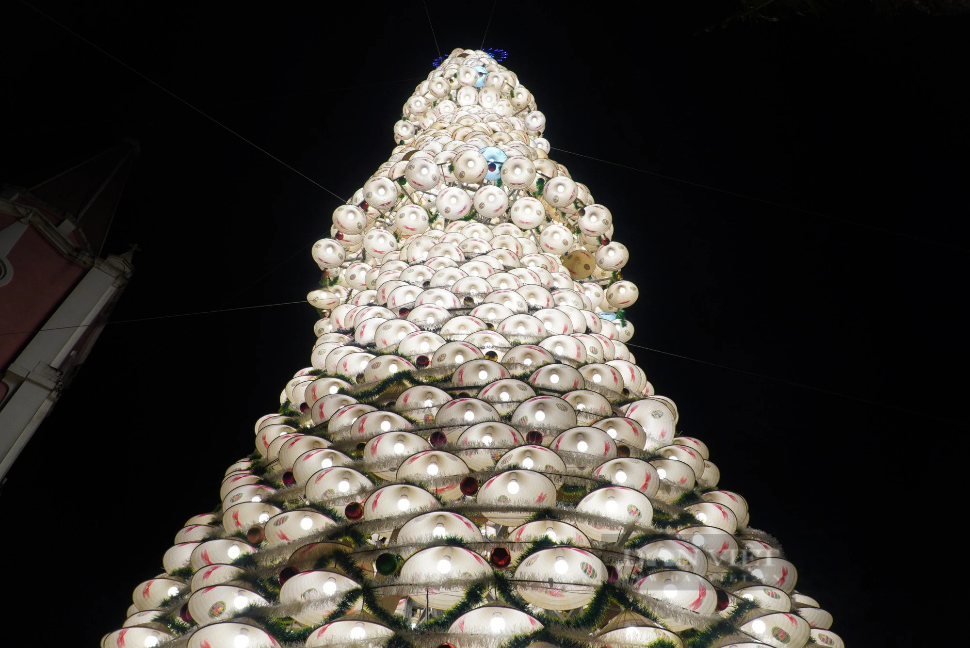 Độc đáo cây thông Noel làm từ 1.300 nón lá khiến giới trẻ Hà Tĩnh phát sốt - Ảnh 2.
