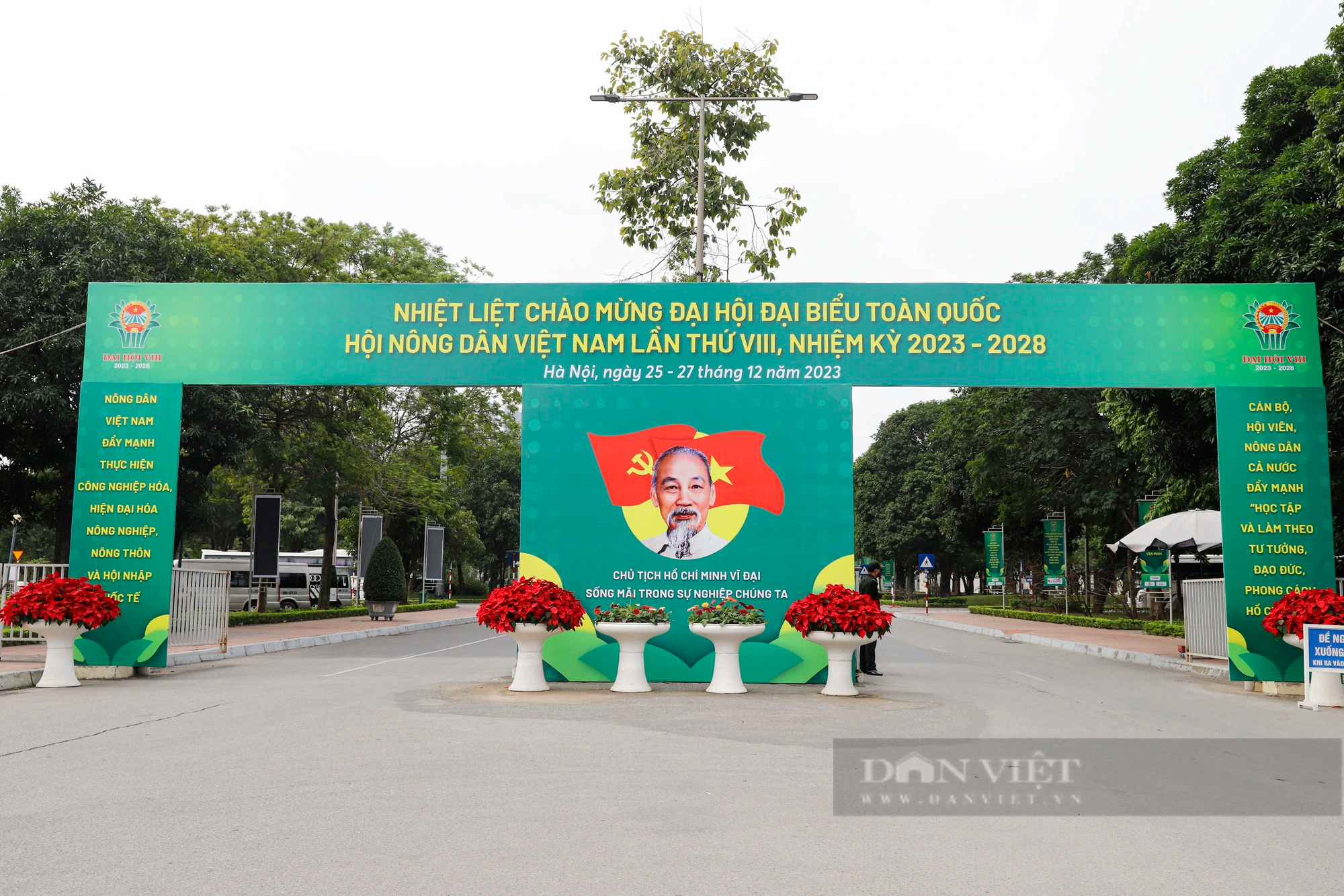 Gấp rút hoàn tất công tác chuẩn bị tại nơi diễn ra Đại hội VIII Hội Nông dân Việt Nam - Ảnh 1.