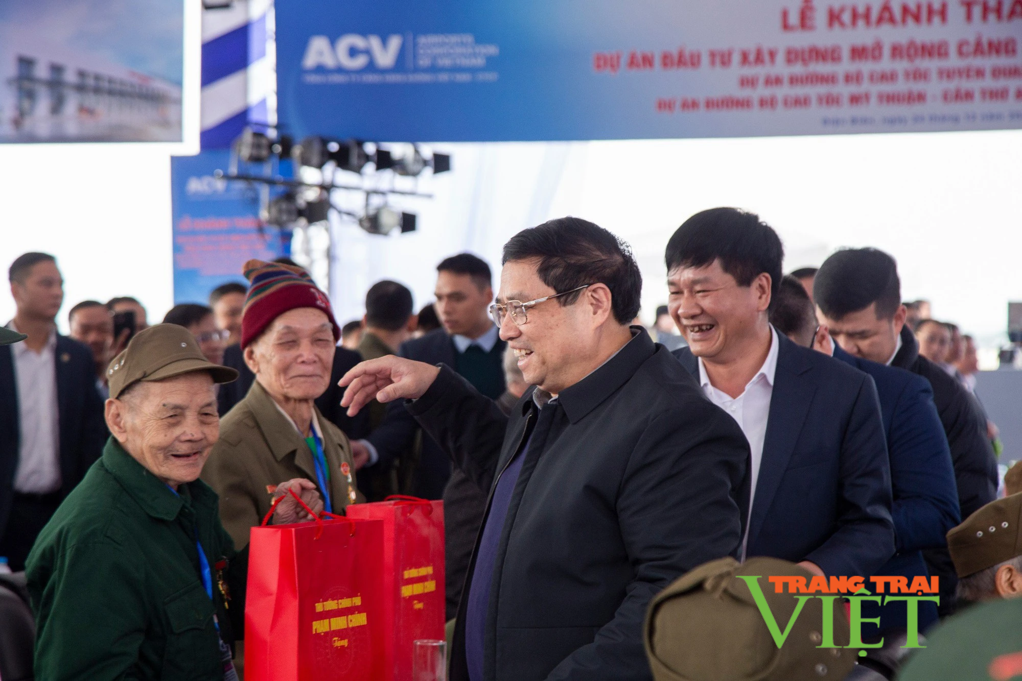 Thủ tướng Chính Phủ Phạm Minh Chính cắt băng khánh thành Dự án đầu tư xây dựng mở rộng Cảng hàng không Điện Biên  - Ảnh 4.