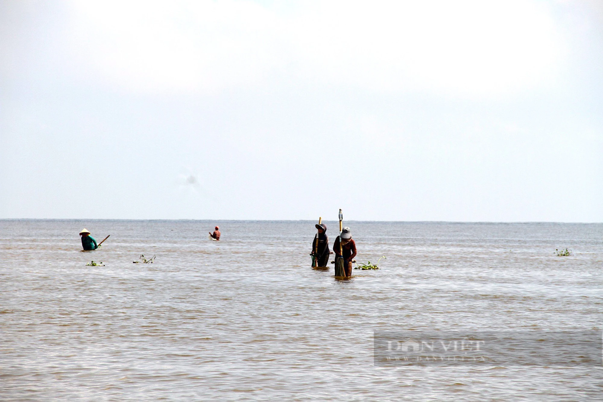 Ngư dân Hà Tĩnh mưu sinh nơi cửa biển trong thời tiết mưa dầm giá rét - Ảnh 1.