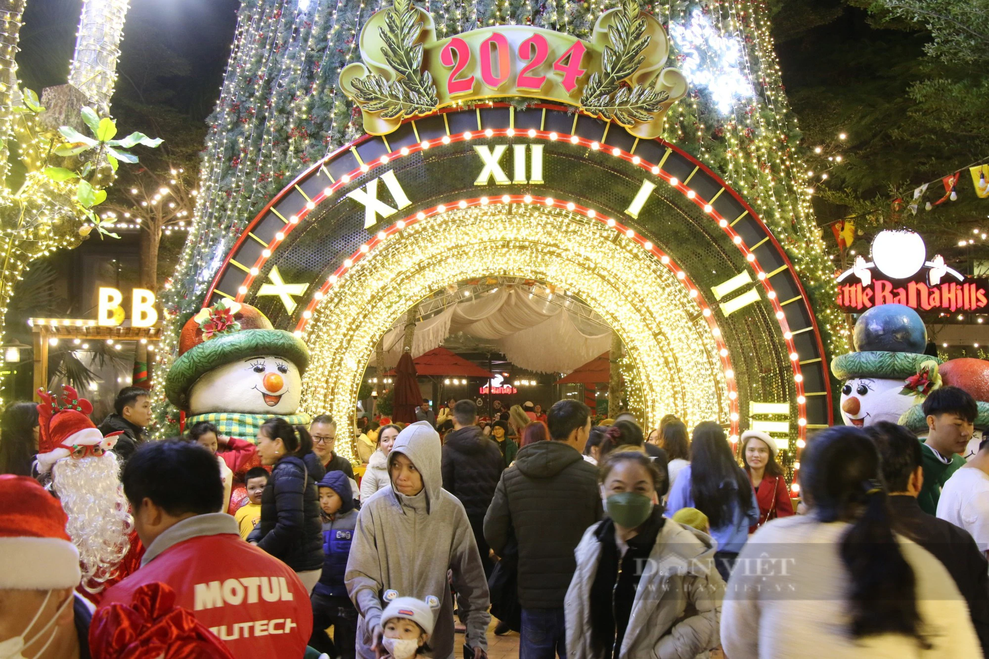 Thời tiết đẹp, người dân Đà Nẵng đổ về nhà thờ, các điểm vui chơi đón Giáng sinh - Ảnh 1.