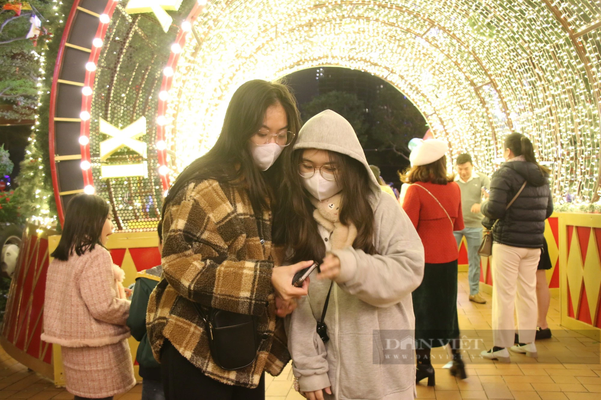 Thời tiết đẹp, người dân Đà Nẵng đổ về nhà thờ, các điểm vui chơi đón Giáng sinh - Ảnh 3.