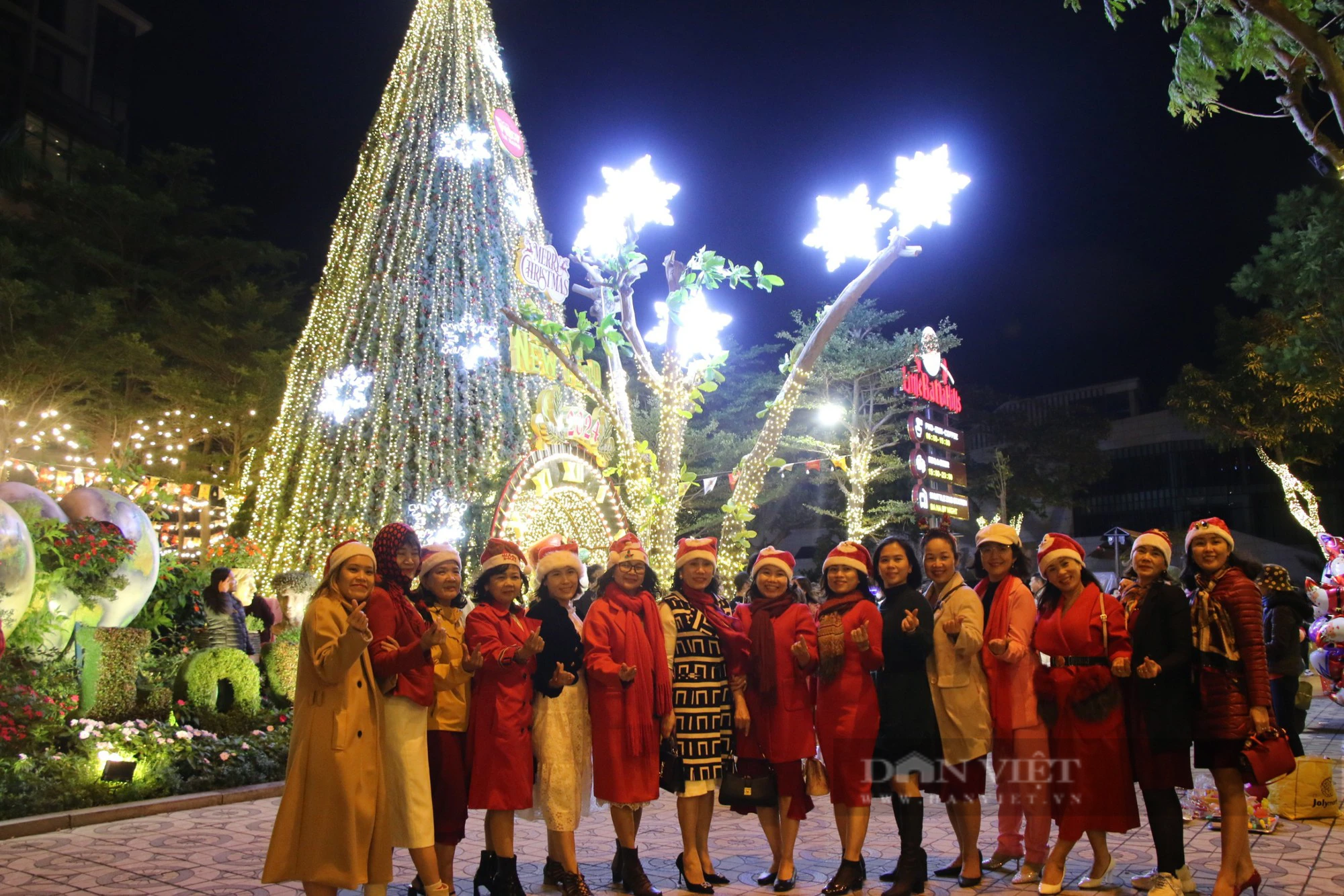 Thời tiết đẹp, người dân Đà Nẵng đổ về nhà thờ, các điểm vui chơi đón Giáng sinh - Ảnh 5.