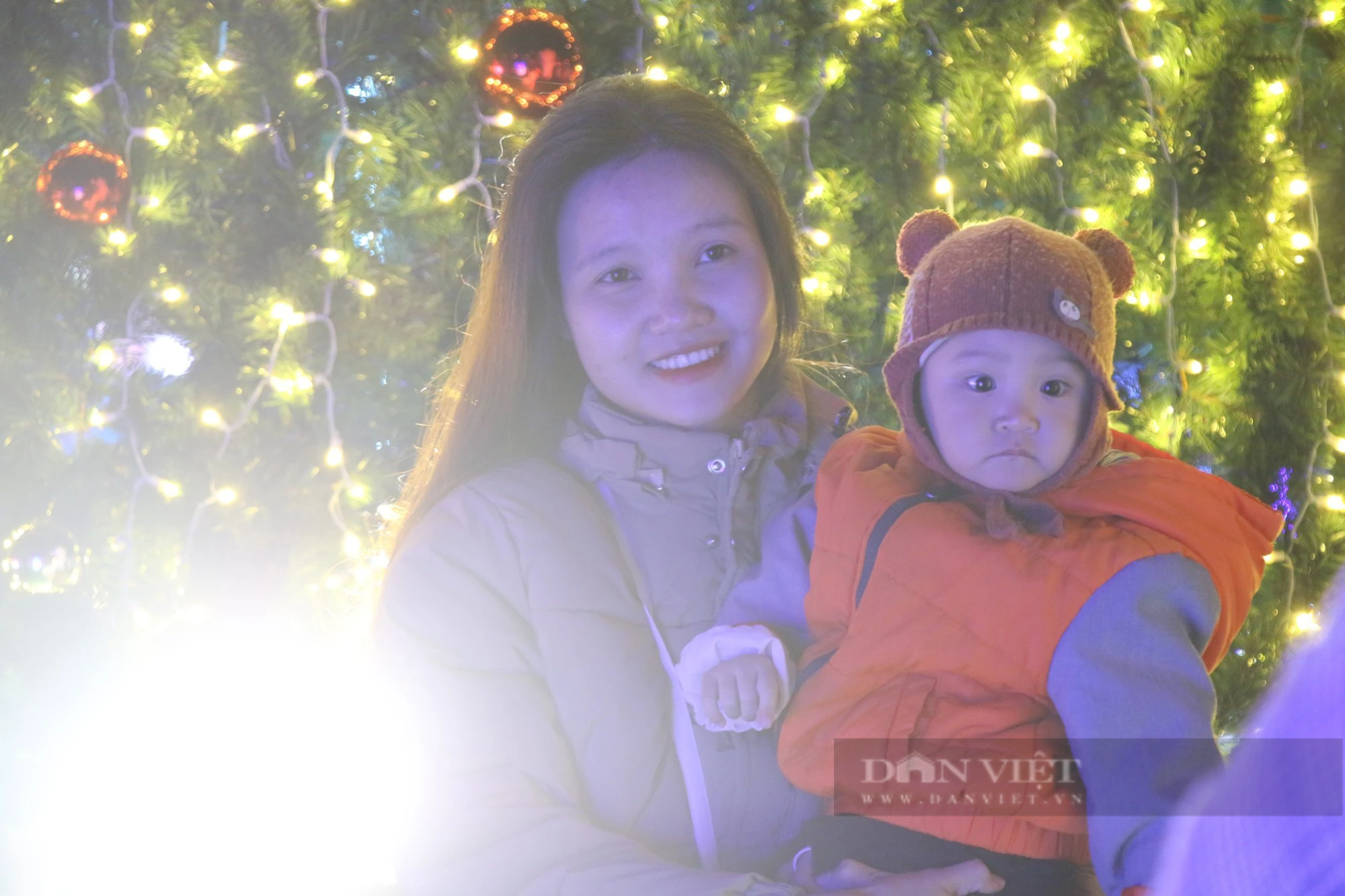 Thời tiết đẹp, người dân Đà Nẵng đổ về nhà thờ, các điểm vui chơi đón Giáng sinh - Ảnh 6.