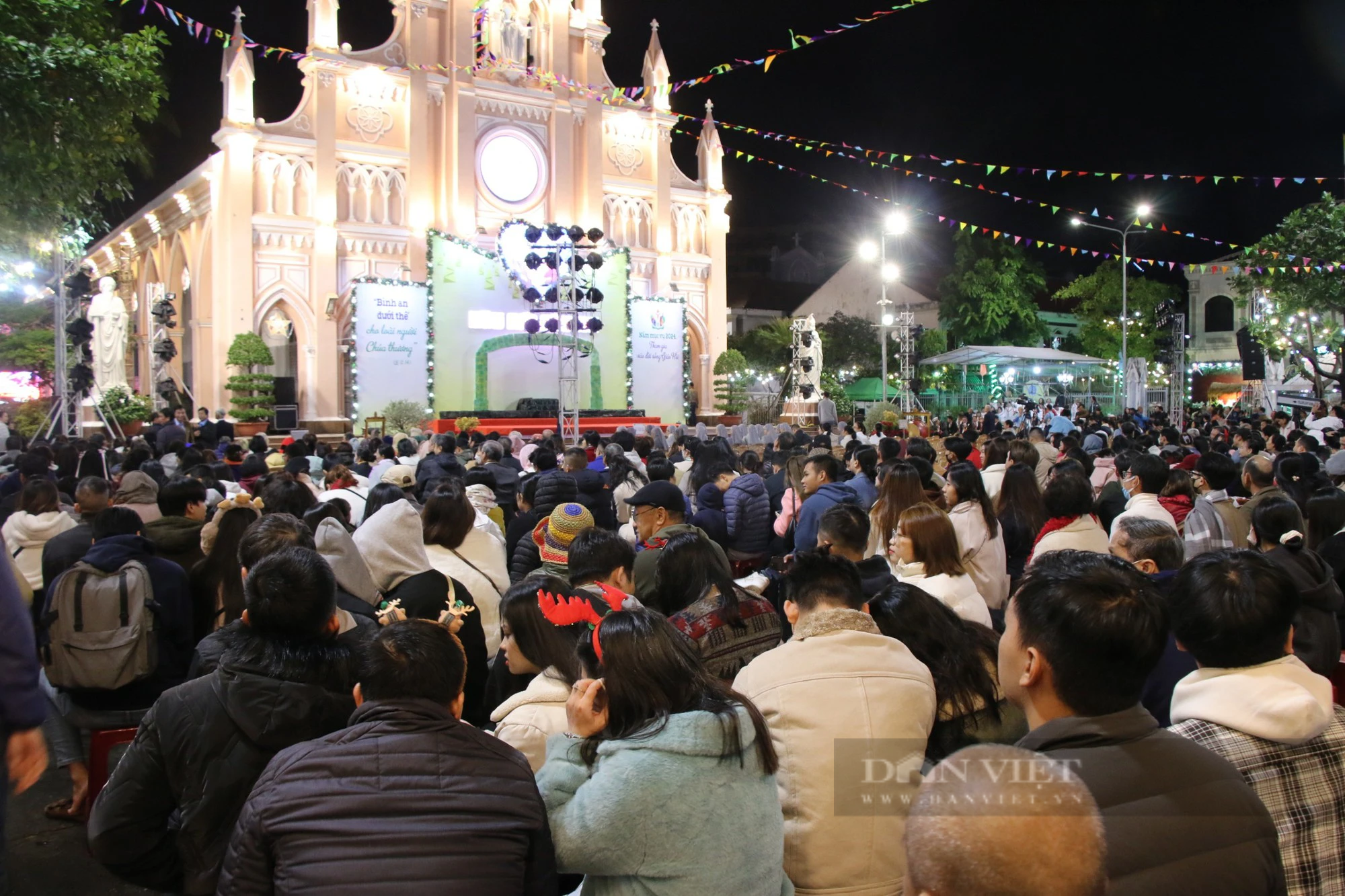 Thời tiết đẹp, người dân Đà Nẵng đổ về nhà thờ, các điểm vui chơi đón Giáng sinh - Ảnh 8.