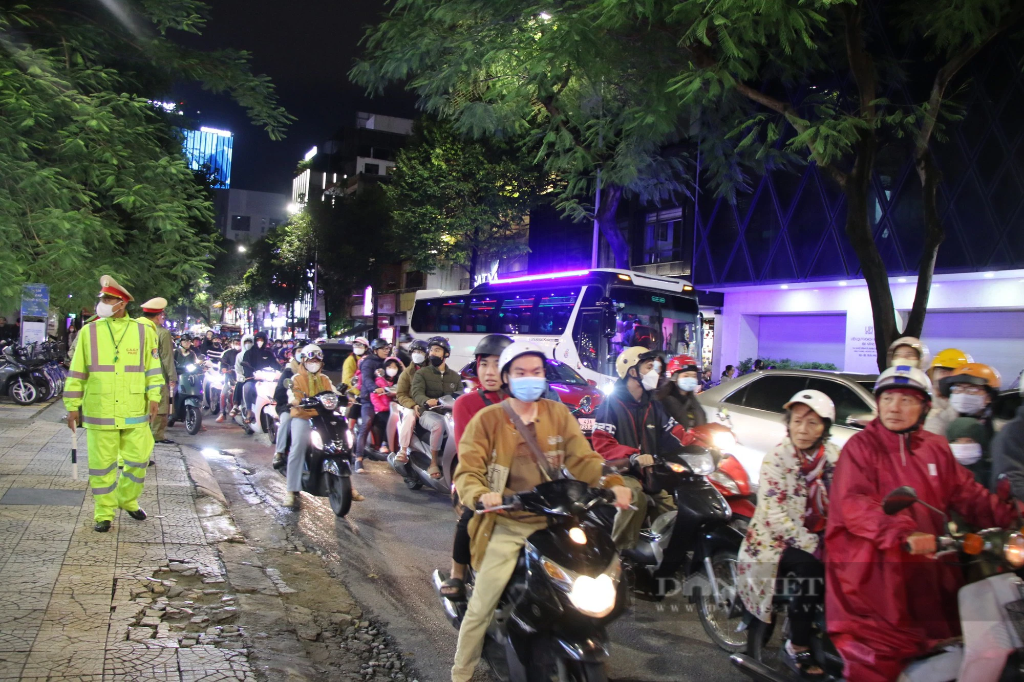 Thời tiết đẹp, người dân Đà Nẵng đổ về nhà thờ, các điểm vui chơi đón Giáng sinh - Ảnh 10.