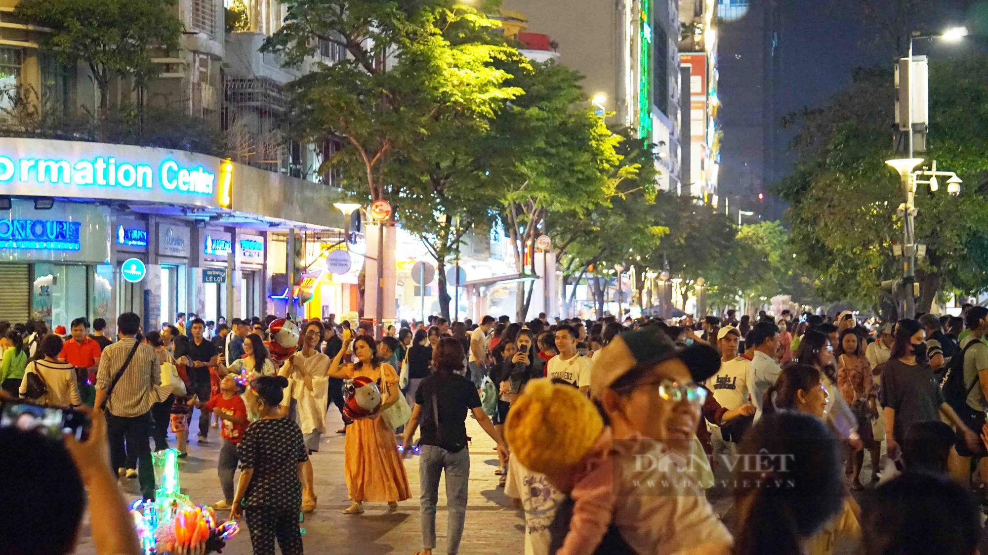Người dân Sài Gòn &quot;quẩy&quot; tưng bừng trong ngày hội âm nhạc trong đêm Giáng sinh - Ảnh 1.