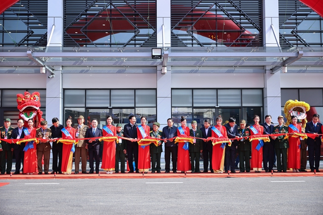 Thủ tướng Phạm Minh Chính cắt băng khánh thành dự án mở rộng sân bay Điện Biên - Ảnh 2.