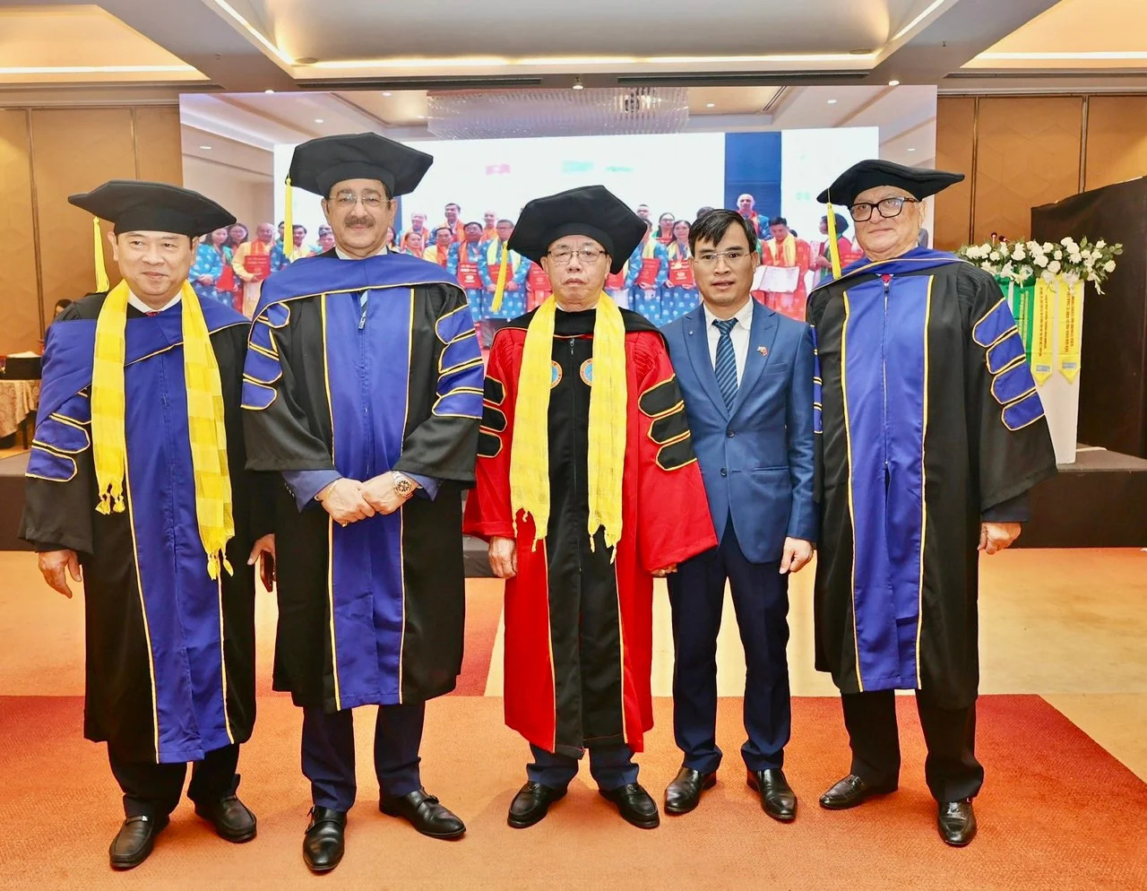 Chủ tịch HĐQT ThaiBinh Seed Trần Mạnh Báo được trao bằng Tiến sĩ danh dự của đại học Mỹ - Ảnh 2.
