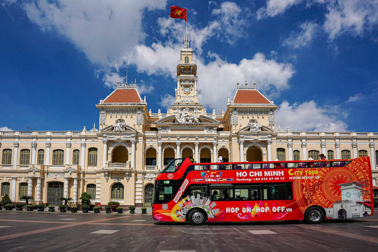 Sài Gòn có tour ngắm thành phố xuyên đêm từ buýt 2 tầng - Ảnh 1.