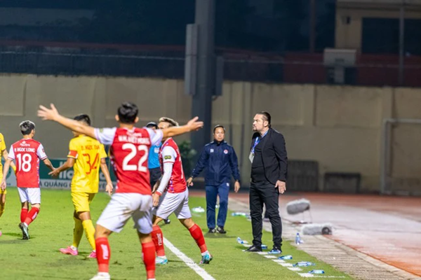 HLV Popov đã nhận bao nhiêu thẻ vàng tại V.League 2023/2024? - Ảnh 1.