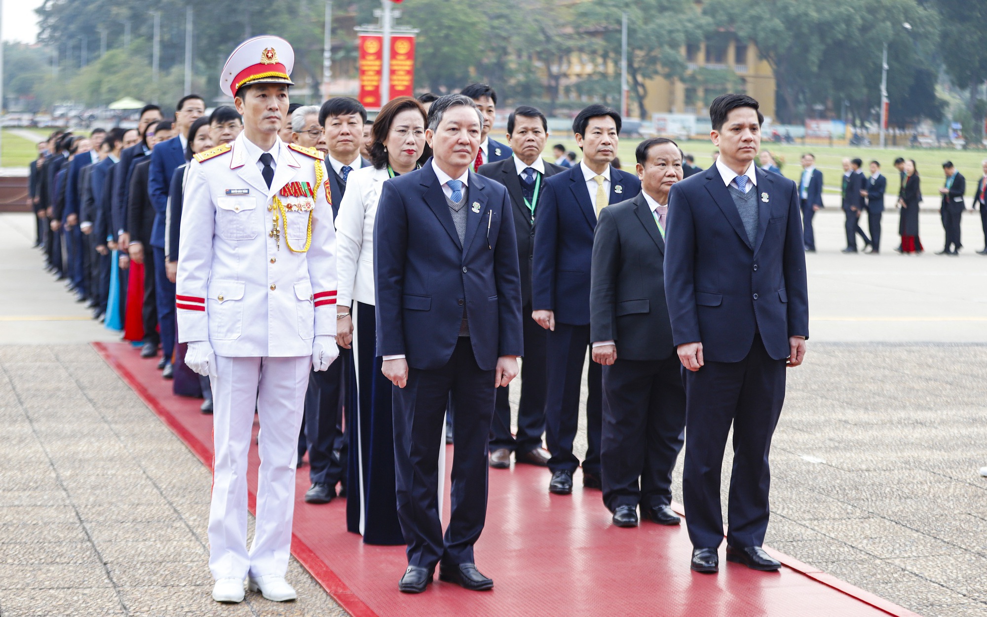 Hình ảnh Đoàn đại biểu dự Đại hội Nông dân Việt Nam lần thứ VIII vào Lăng viếng Chủ tịch Hồ Chí Minh