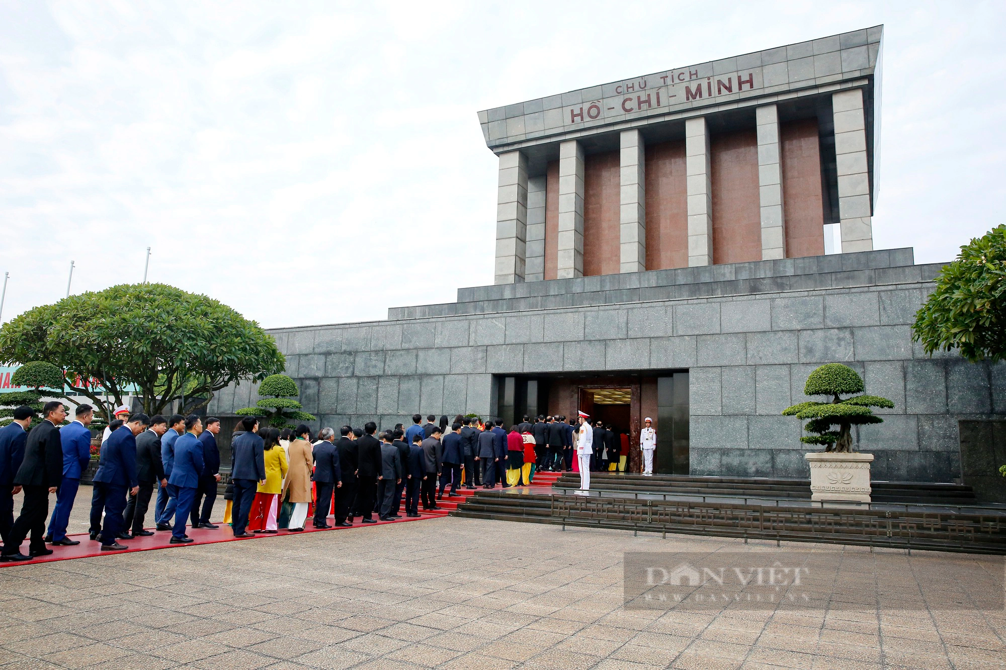Đoàn đại biểu dự Đại hội Nông dân Việt Nam lần thứ VIII vào Lăng viếng Chủ tịch Hồ Chí Minh - Ảnh 1.