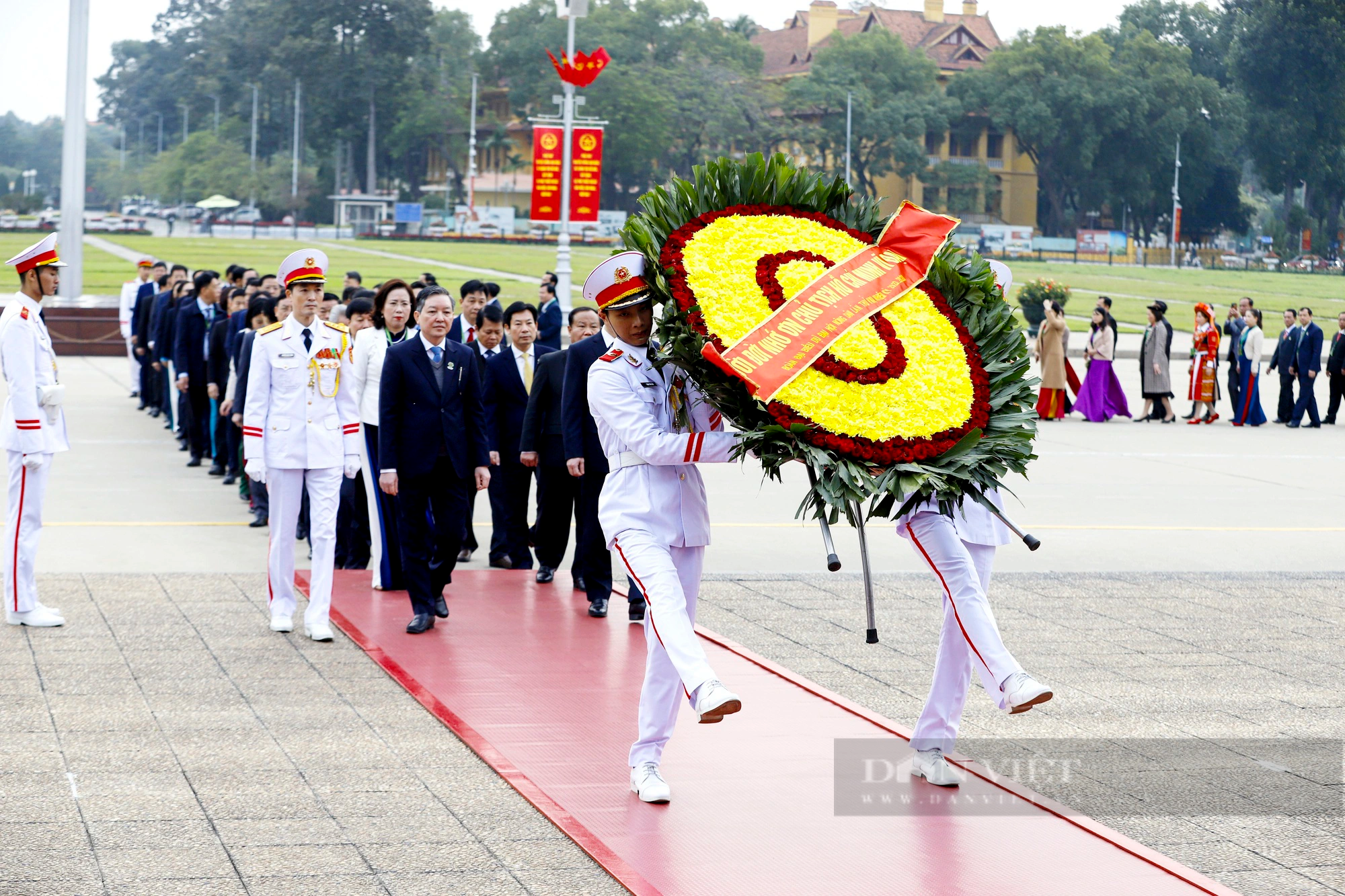 Đoàn đại biểu dự Đại hội Nông dân Việt Nam lần thứ VIII vào Lăng viếng Chủ tịch Hồ Chí Minh - Ảnh 2.