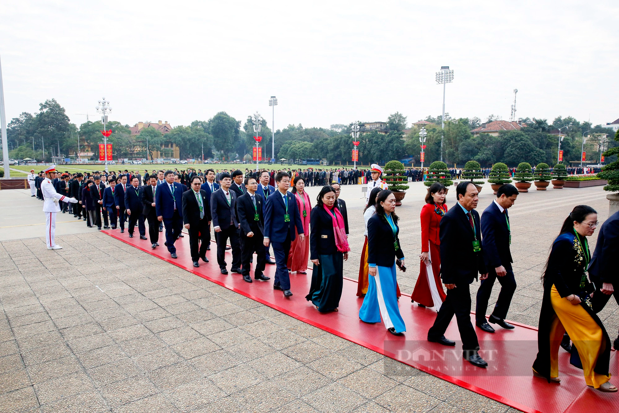 Đoàn đại biểu dự Đại hội Nông dân Việt Nam lần thứ VIII vào Lăng viếng Chủ tịch Hồ Chí Minh - Ảnh 5.