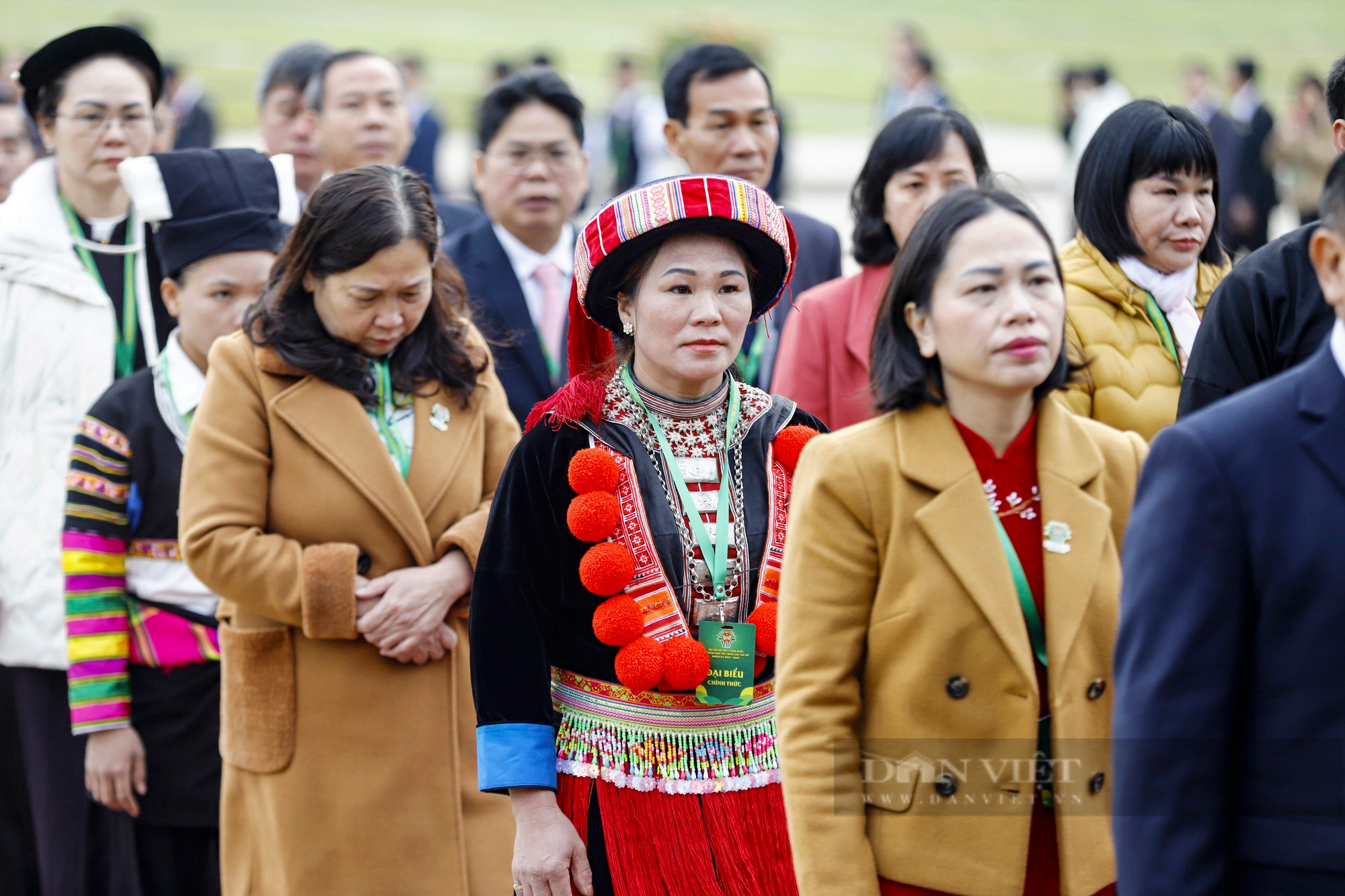 Đoàn đại biểu dự Đại hội Nông dân Việt Nam lần thứ VIII vào Lăng viếng Chủ tịch Hồ Chí Minh - Ảnh 6.