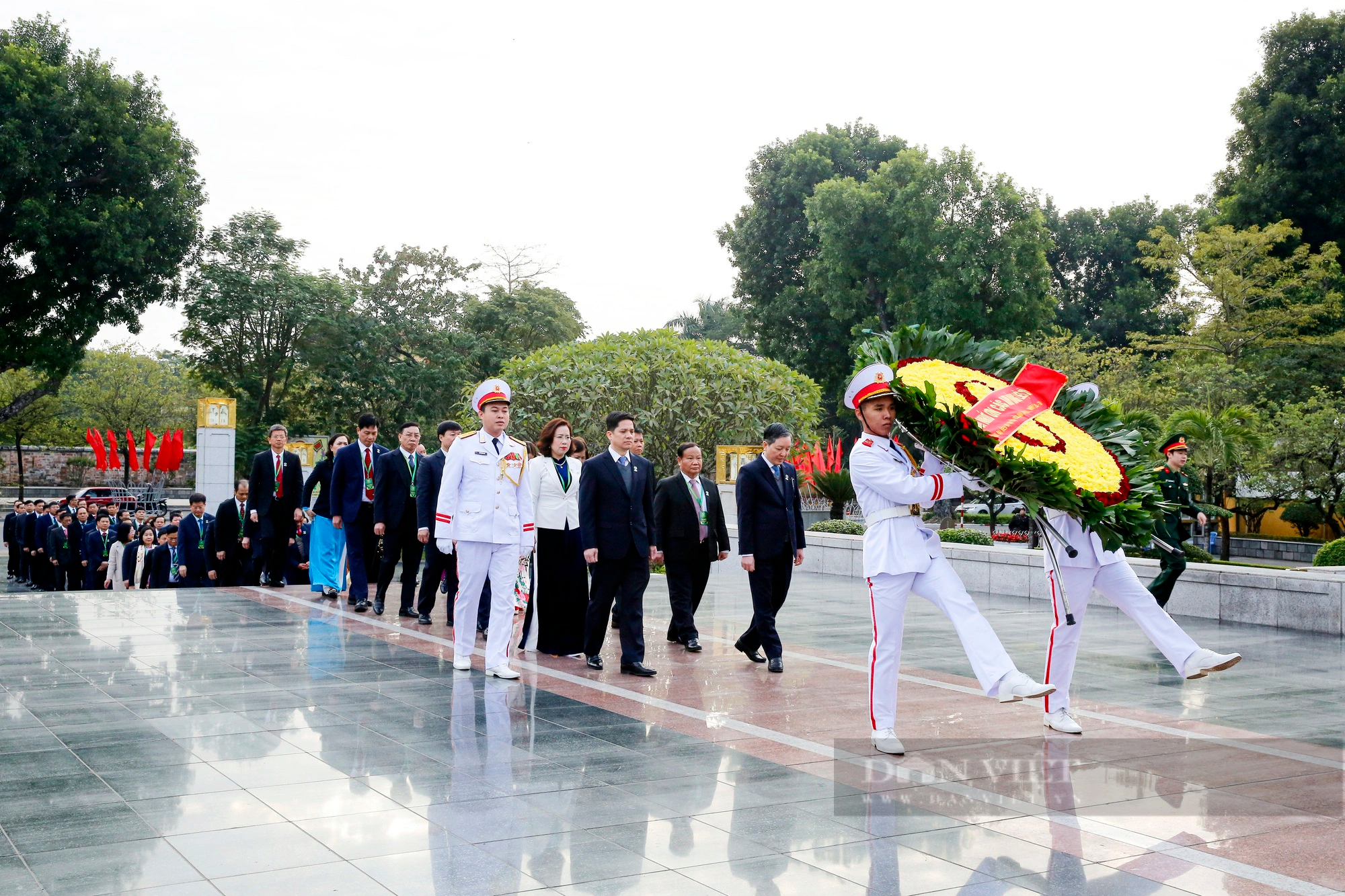 Đoàn đại biểu dự Đại hội Nông dân Việt Nam lần thứ VIII vào Lăng viếng Chủ tịch Hồ Chí Minh - Ảnh 7.