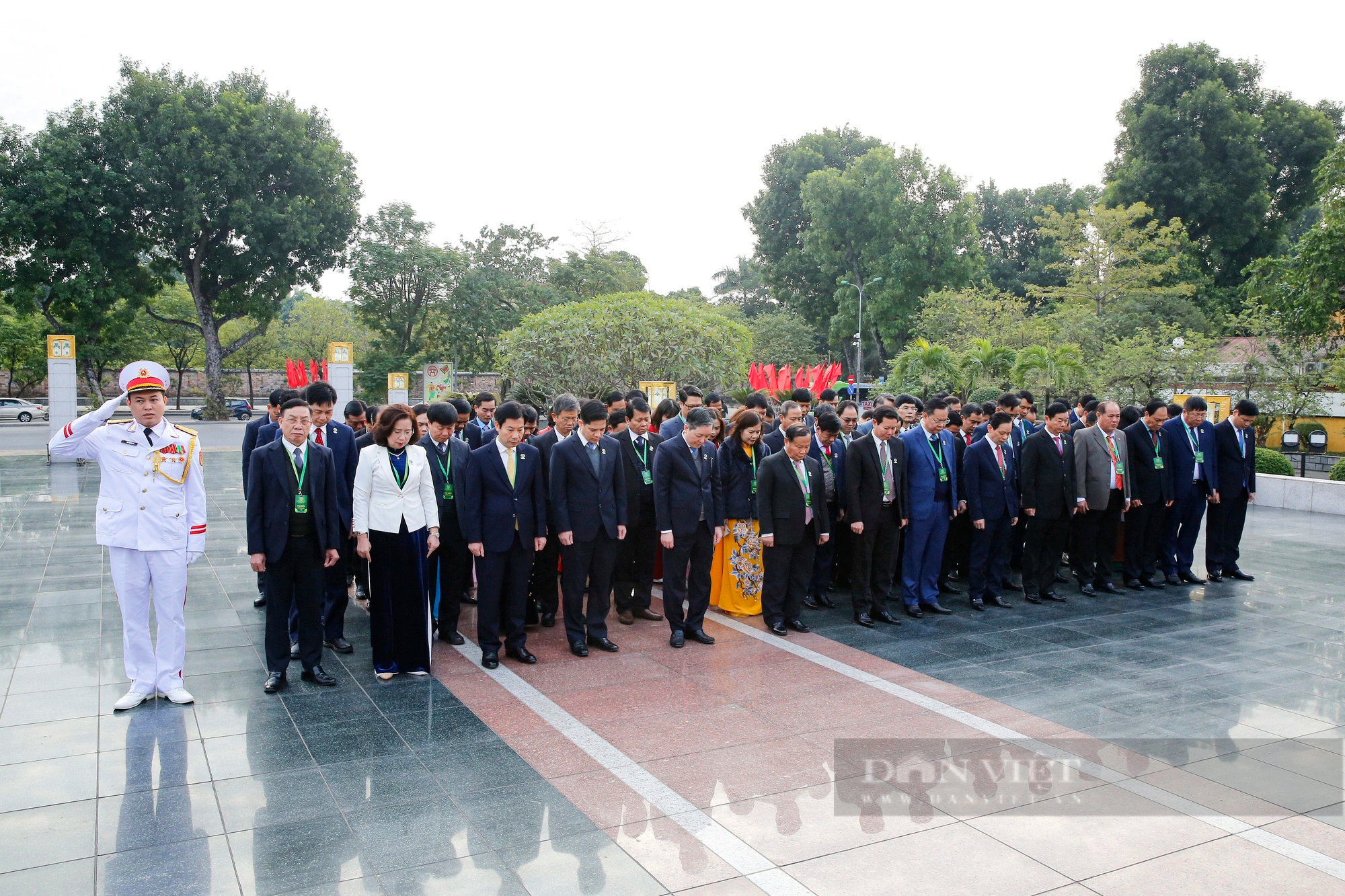 Đoàn đại biểu dự Đại hội Nông dân Việt Nam lần thứ VIII vào Lăng viếng Chủ tịch Hồ Chí Minh - Ảnh 9.