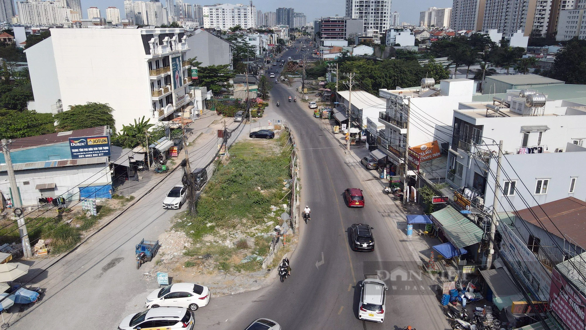 Hơn 8 năm chưa mở rộng xong 2,5km đường Lương Định Của, dự án tiếp tục “chôn chân” chờ mặt bằng - Ảnh 1.