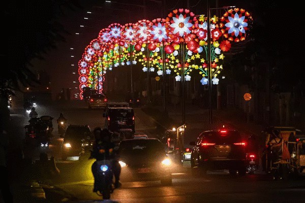 Đèn màu trang trí đón Giáng Sinh và Năm Mới ở các nước khác nhau trên thế giới - Ảnh 9.