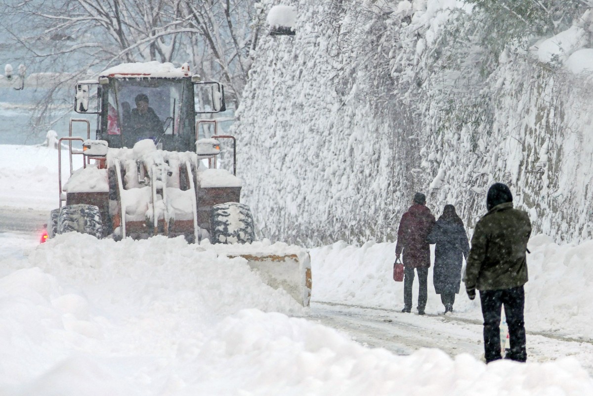 Hình ảnh báo chí 24h: Tuyết bao phủ Trung Quốc kỷ lục hơn 70 năm qua - Ảnh 2.