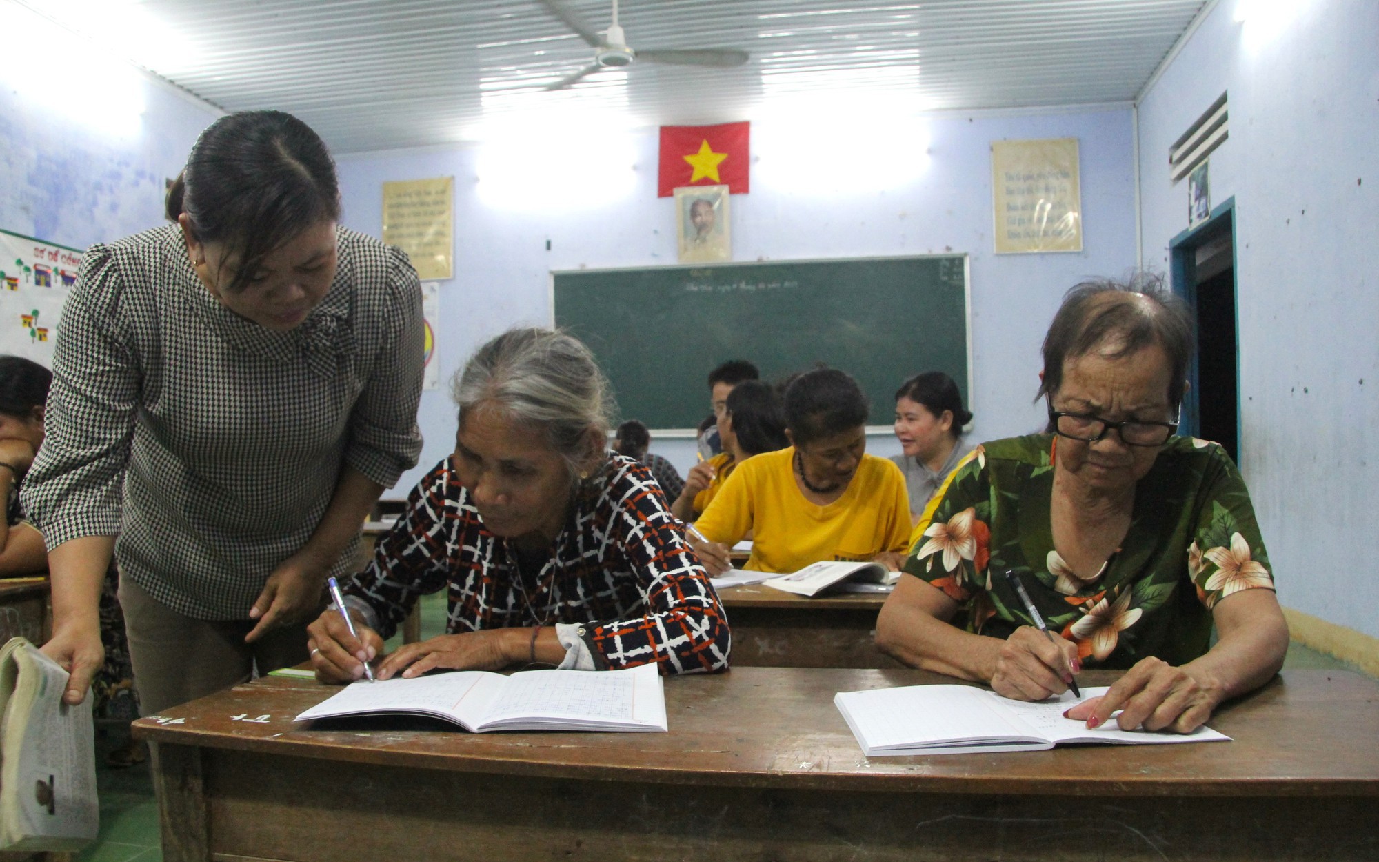 Lớp học đặc biệt của các bà, các mẹ người Raglai giữa rừng Núi Chúa ở Ninh Thuận