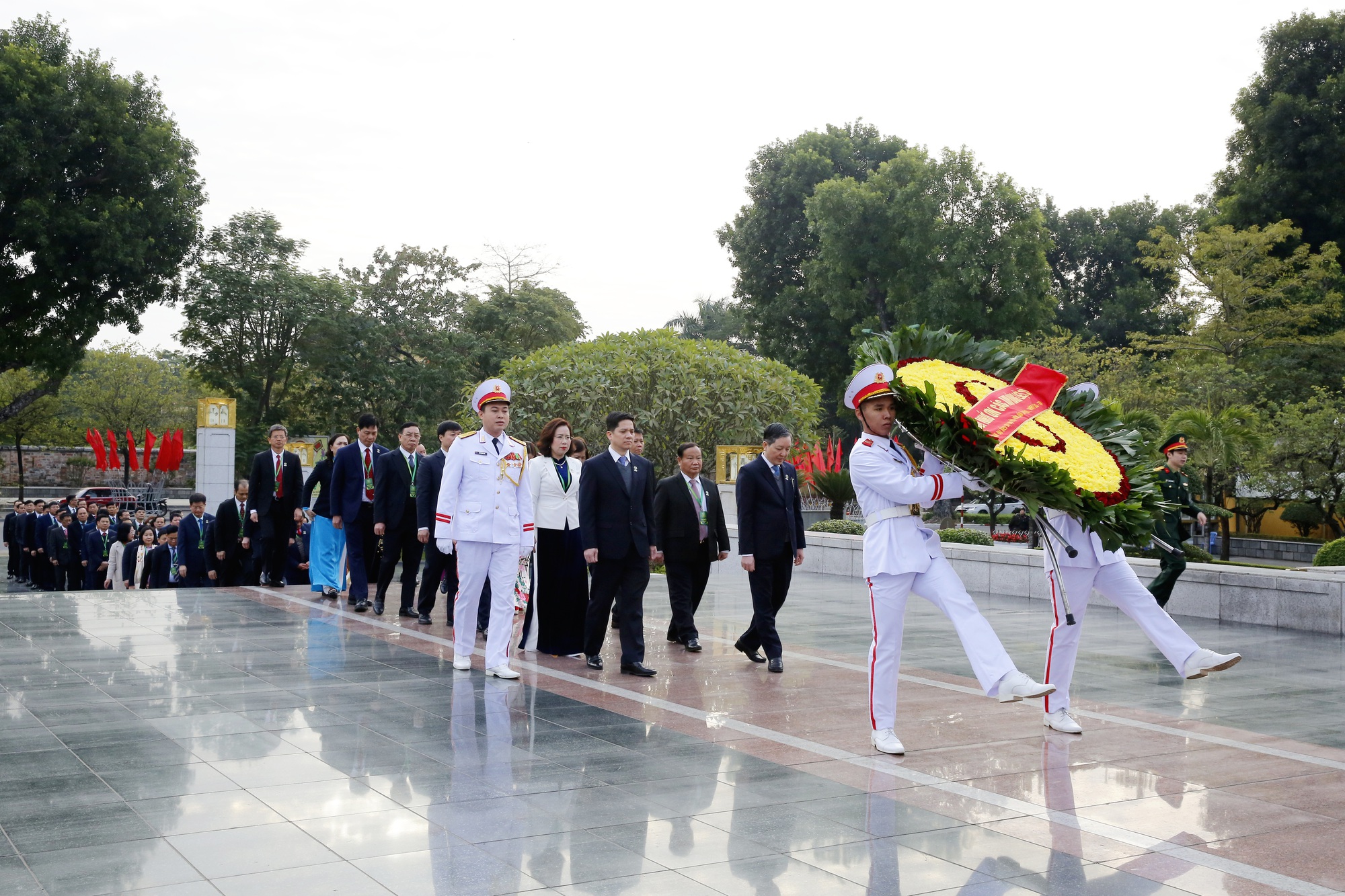 Các đại biểu dự Đại hội VIII Hội Nông dân Việt Nam vào Lăng viếng Chủ tịch Hồ Chí Minh  - Ảnh 4.