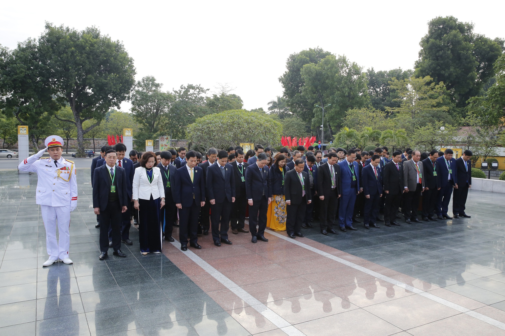 Các đại biểu dự Đại hội VIII Hội Nông dân Việt Nam vào Lăng viếng Chủ tịch Hồ Chí Minh  - Ảnh 5.