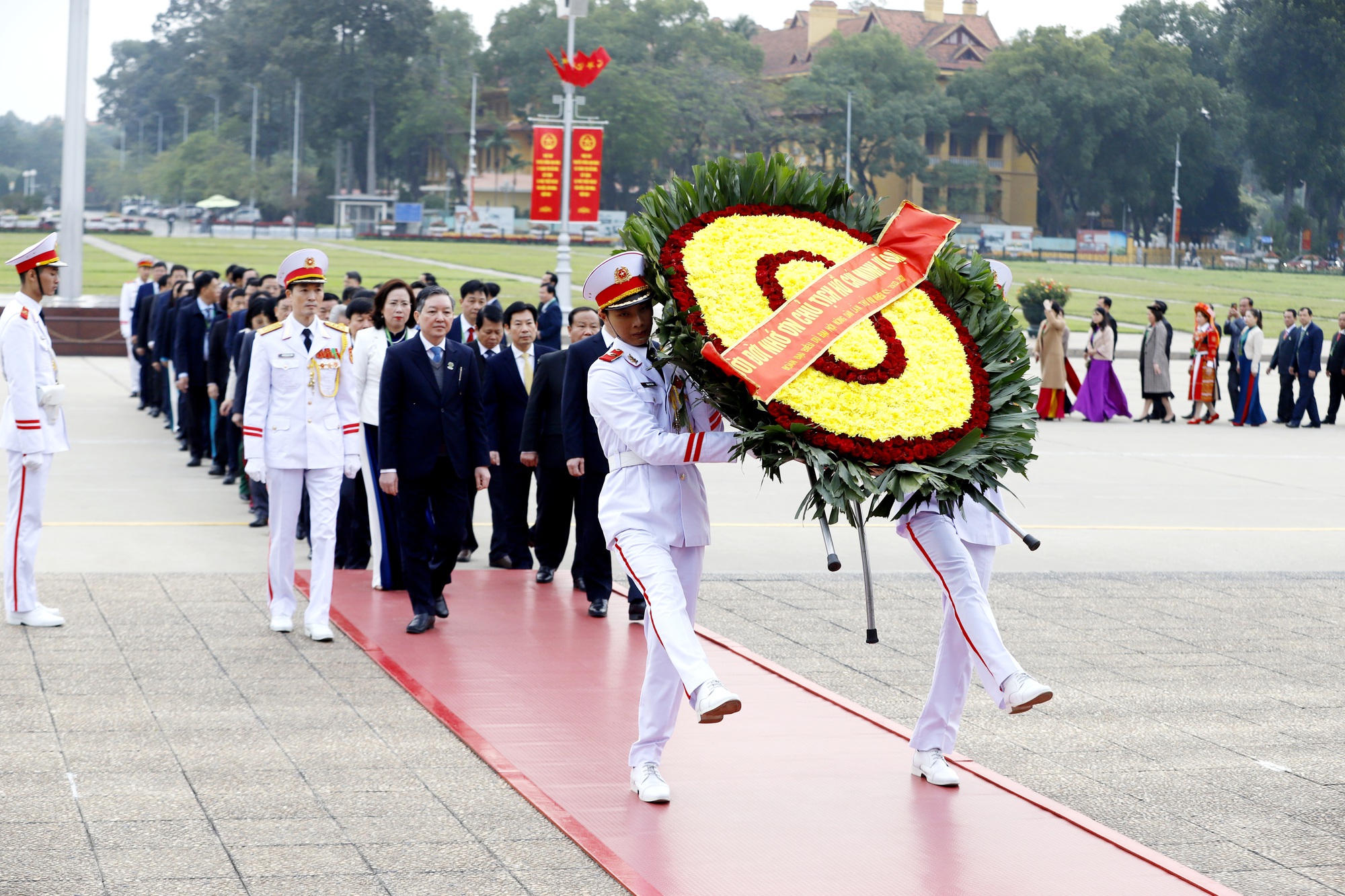 Các đại biểu dự Đại hội VIII Hội Nông dân Việt Nam vào Lăng viếng Chủ tịch Hồ Chí Minh  - Ảnh 1.