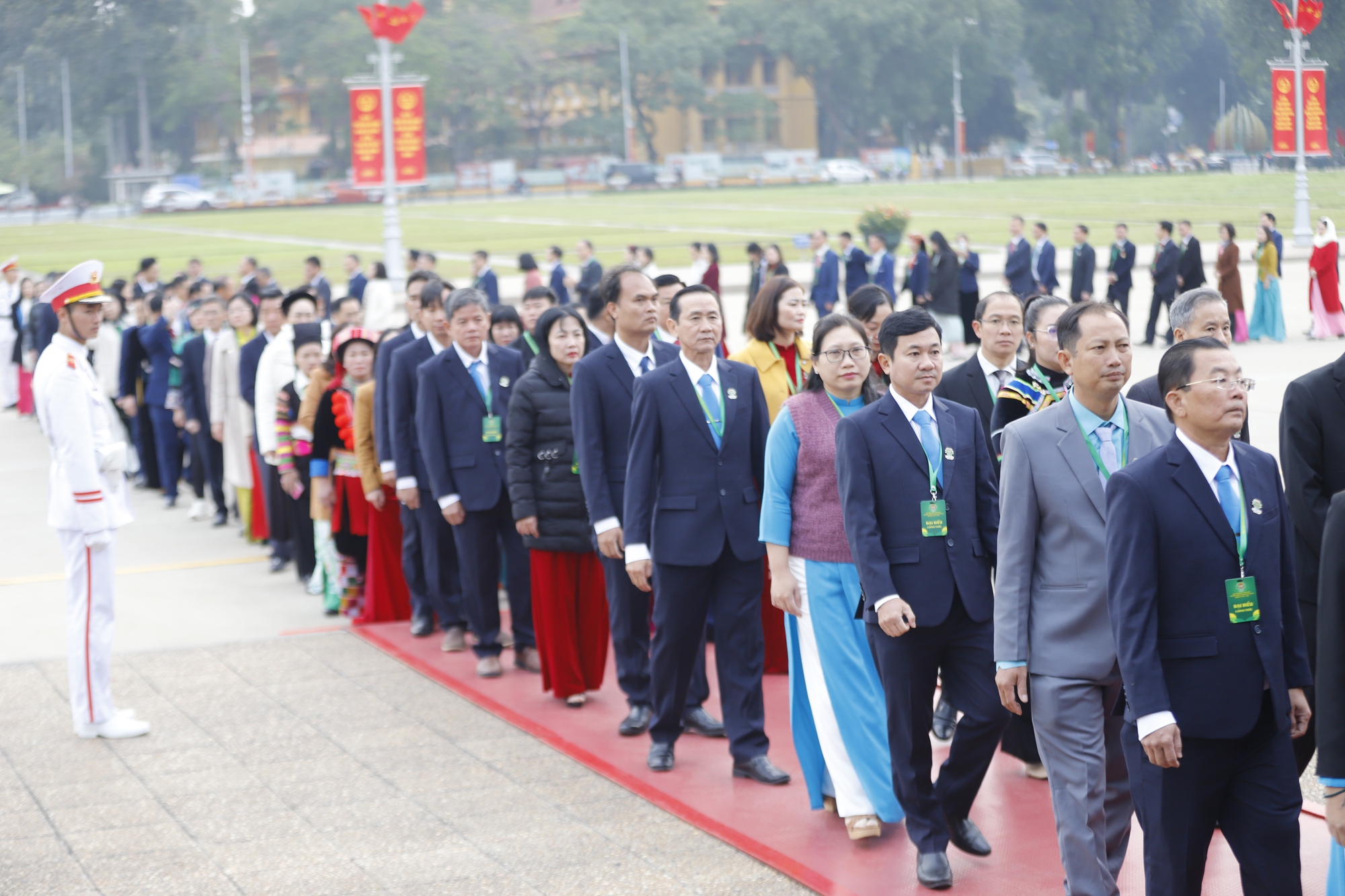 Các đại biểu dự Đại hội VIII Hội Nông dân Việt Nam vào Lăng viếng Chủ tịch Hồ Chí Minh  - Ảnh 3.