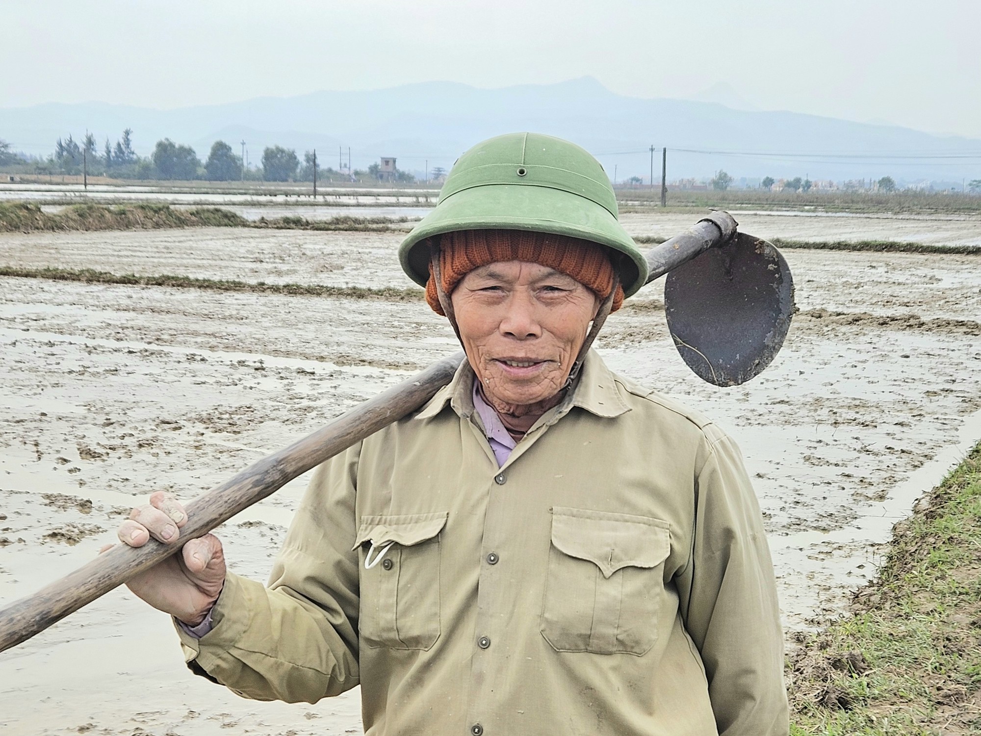 Nông dân Quảng Bình ra đồng trong giá rét cuối năm, kỳ vọng vụ mùa bội thu trên cánh đồng liên kết - Ảnh 2.