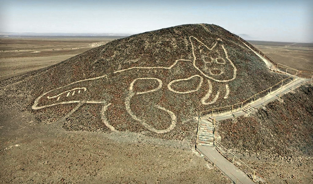 Peru phát hiện hình vẽ khổng lồ trên núi với niên đại hơn 2.000 năm - Ảnh 1.
