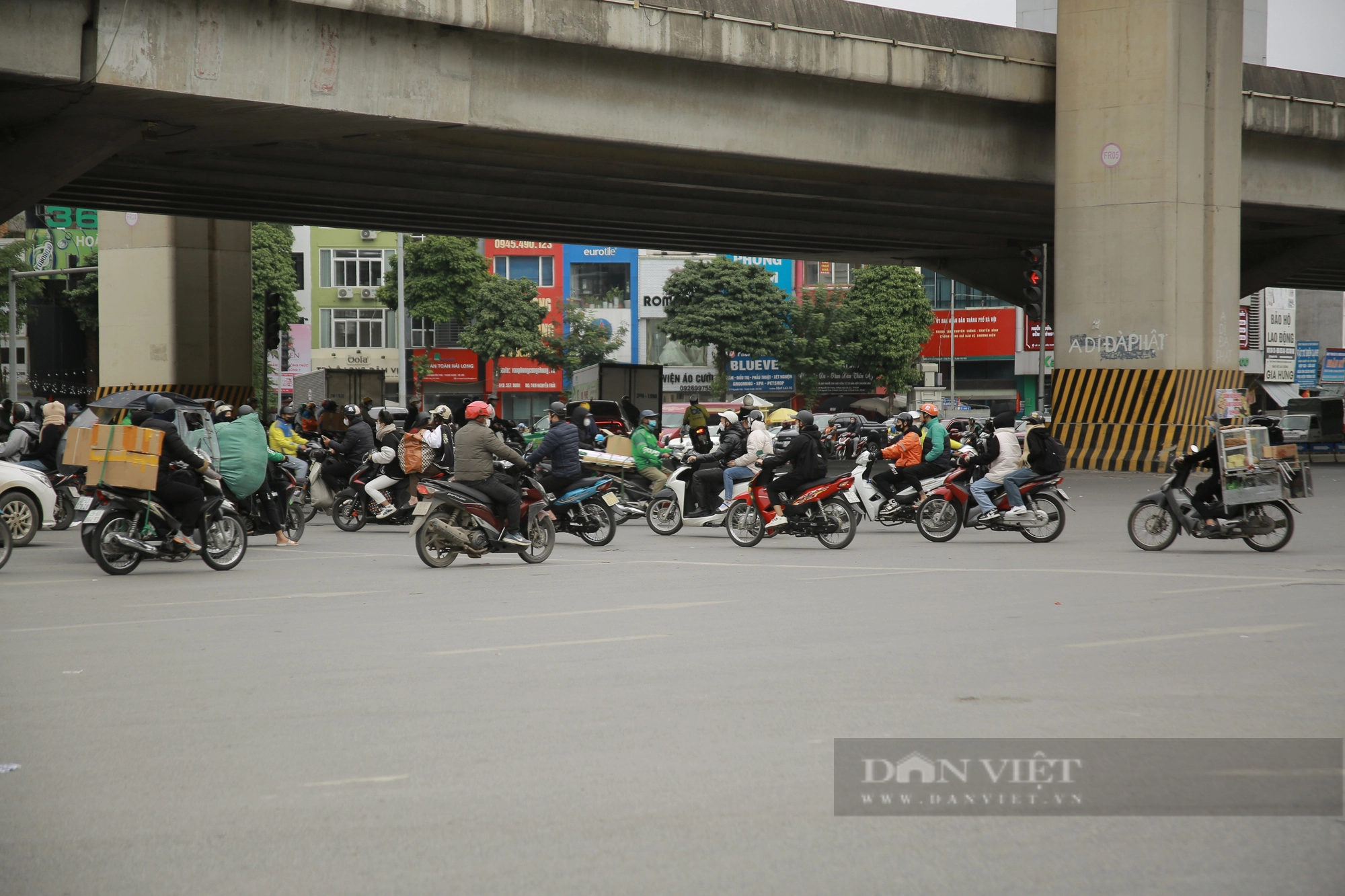 Người dân vô tư đi ngược chiều tại nút giao Nguyễn Trãi – Khuất Duy Tiến - Ảnh 6.