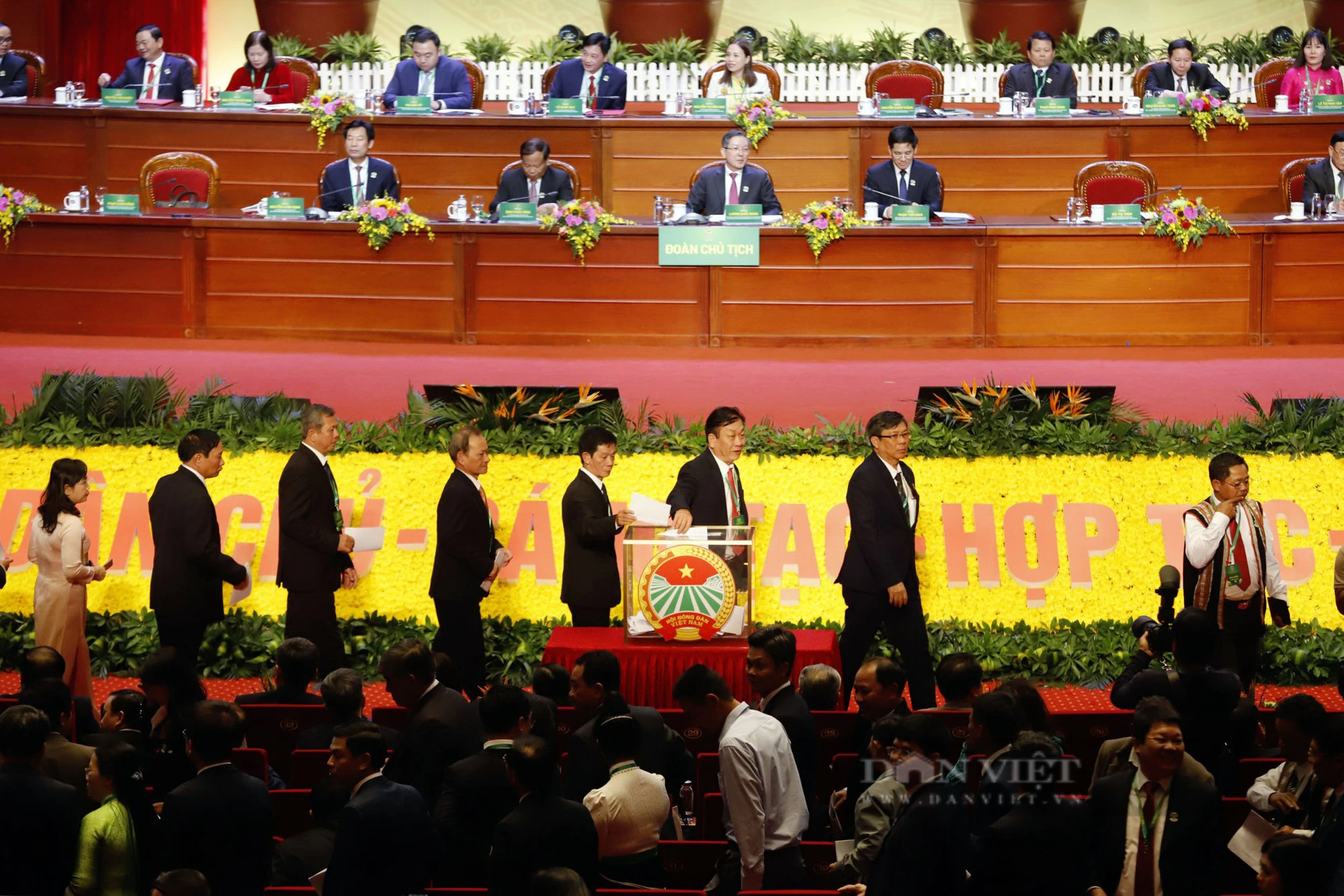 Hình ảnh bỏ phiếu bầu Ban Chấp hành Trung ương Hội Nông dân Việt Nam khóa VIII- Ảnh 1.
